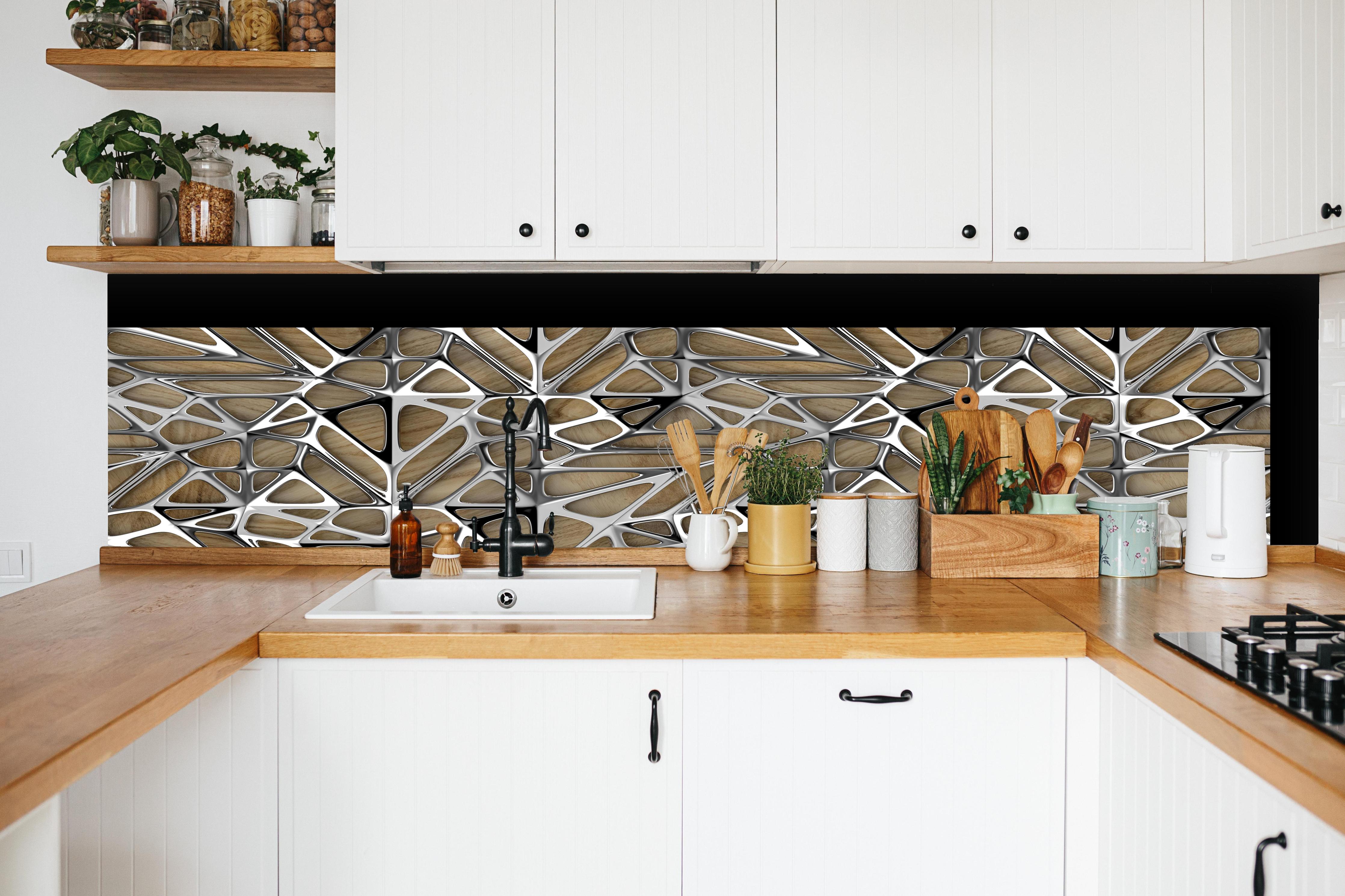 Küche - Silernes Gitter Muster hinter weißen Hochglanz-Küchenregalen und schwarzem Wasserhahn