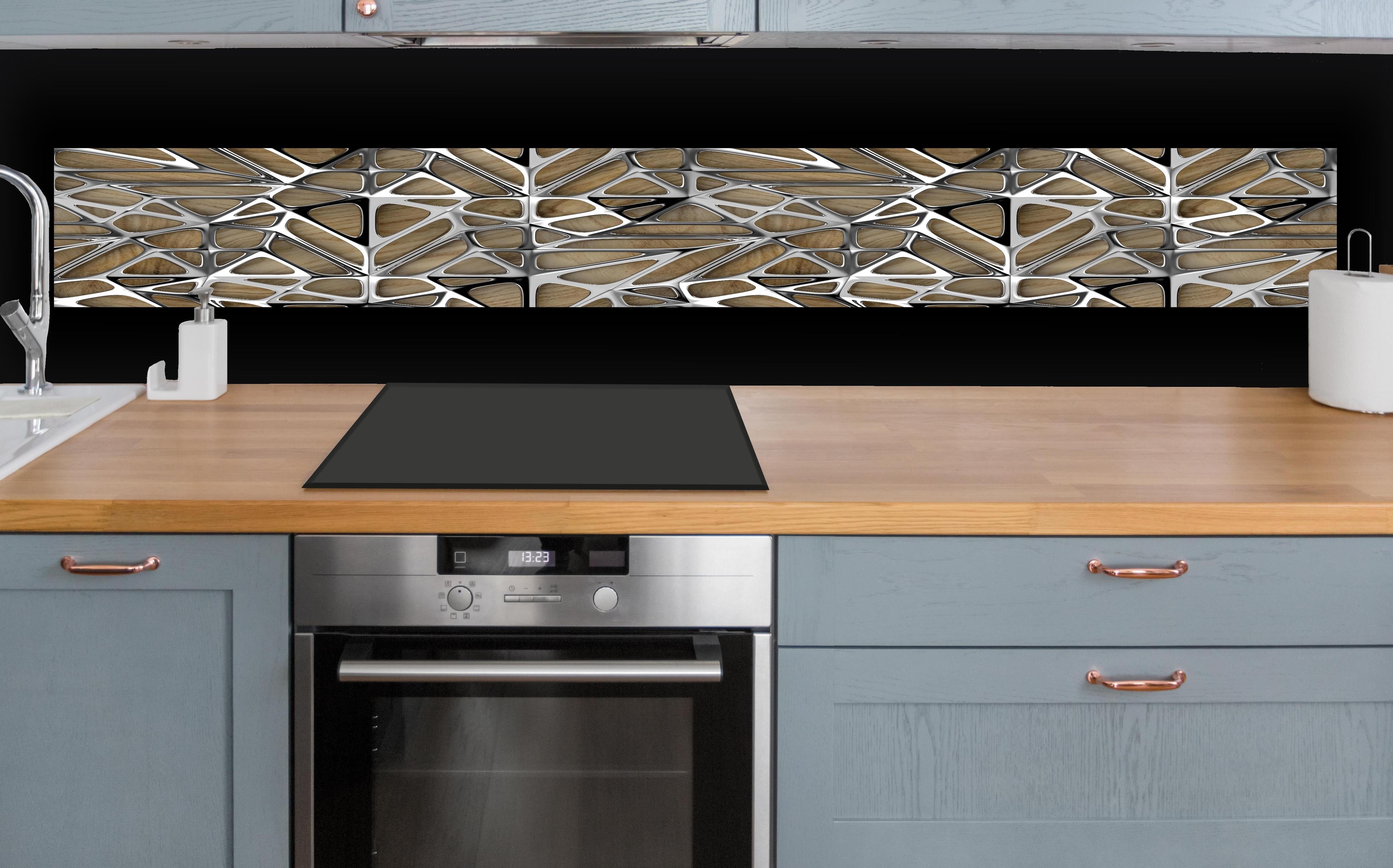 Küche - Silernes Gitter Muster hinter weißen Hochglanz-Küchenregalen und schwarzem Wasserhahn