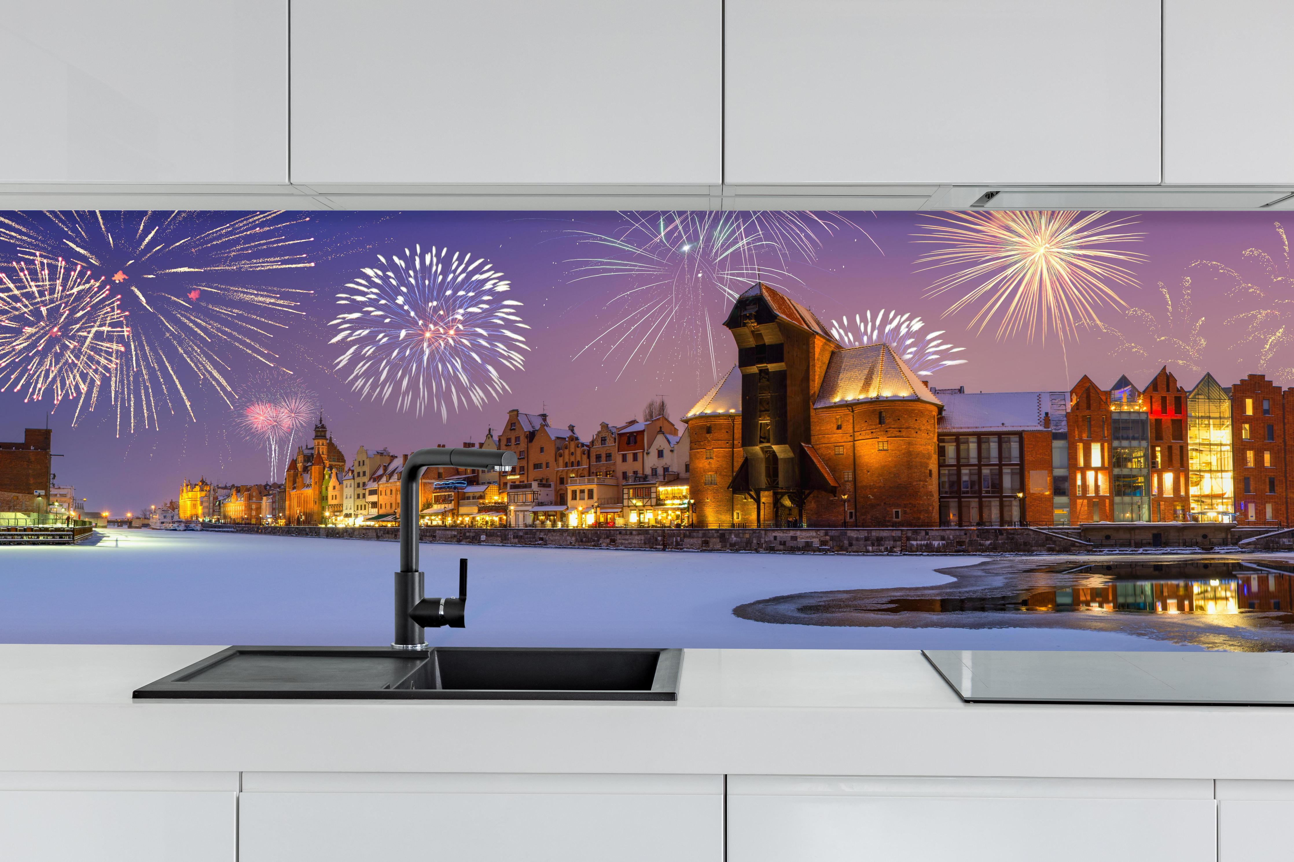 Küche - Silvester Feuerwerk Gdansk Winternacht hinter weißen Hochglanz-Küchenregalen und schwarzem Wasserhahn