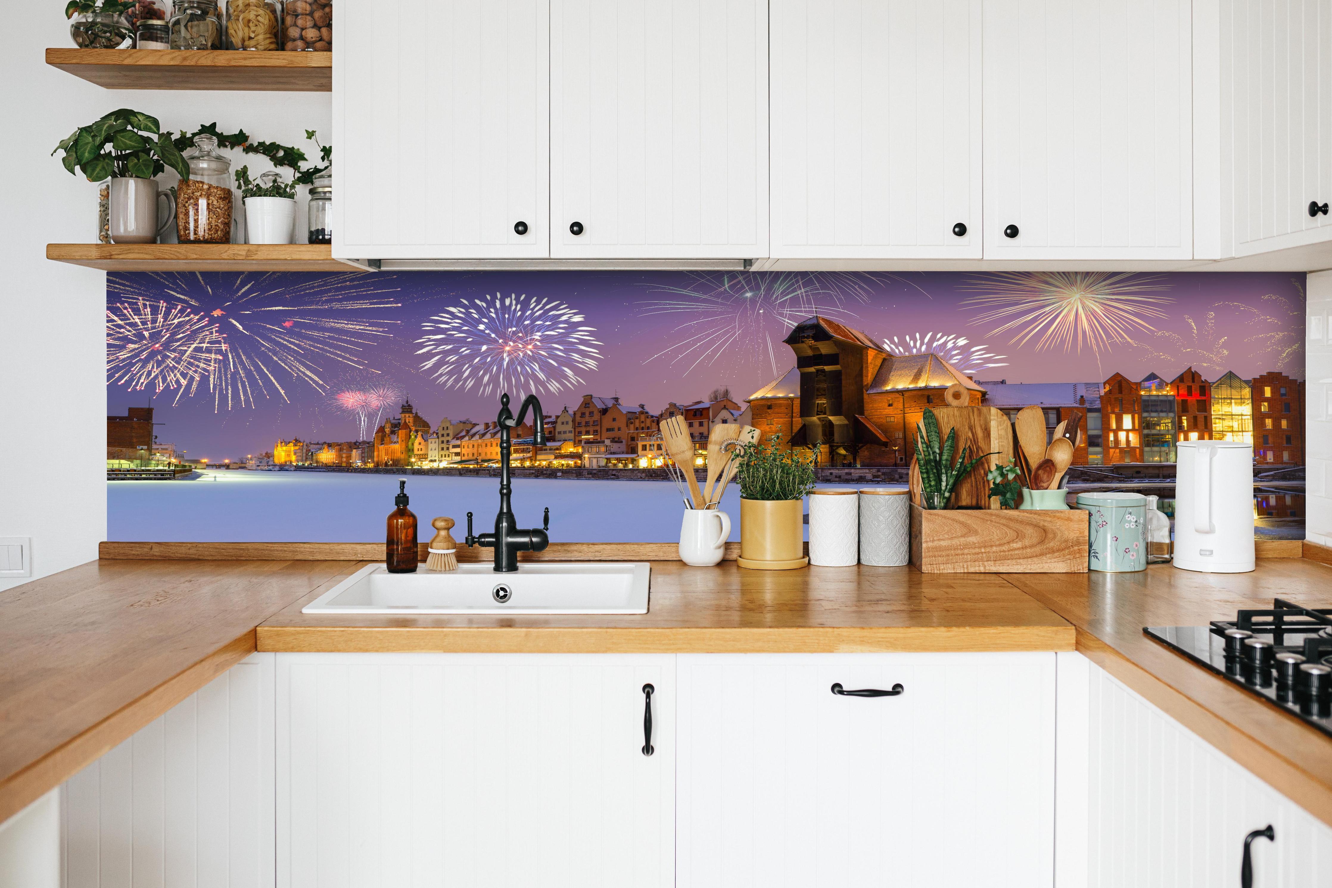 Küche - Silvester Feuerwerk Gdansk Winternacht hinter weißen Hochglanz-Küchenregalen und schwarzem Wasserhahn