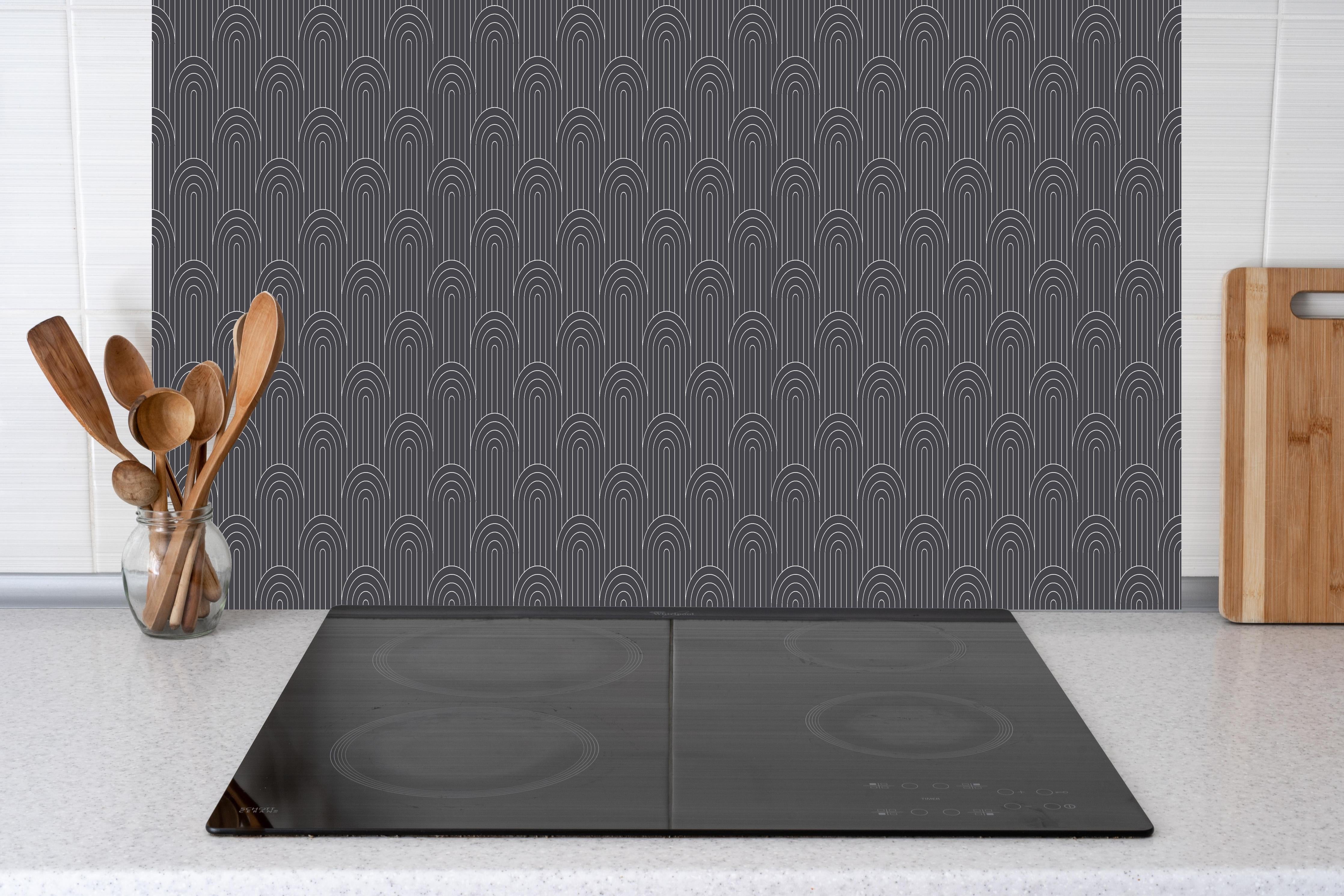 Küche - Simmetria Arcate Antracite hinter weißen Hochglanz-Küchenregalen und schwarzem Wasserhahn