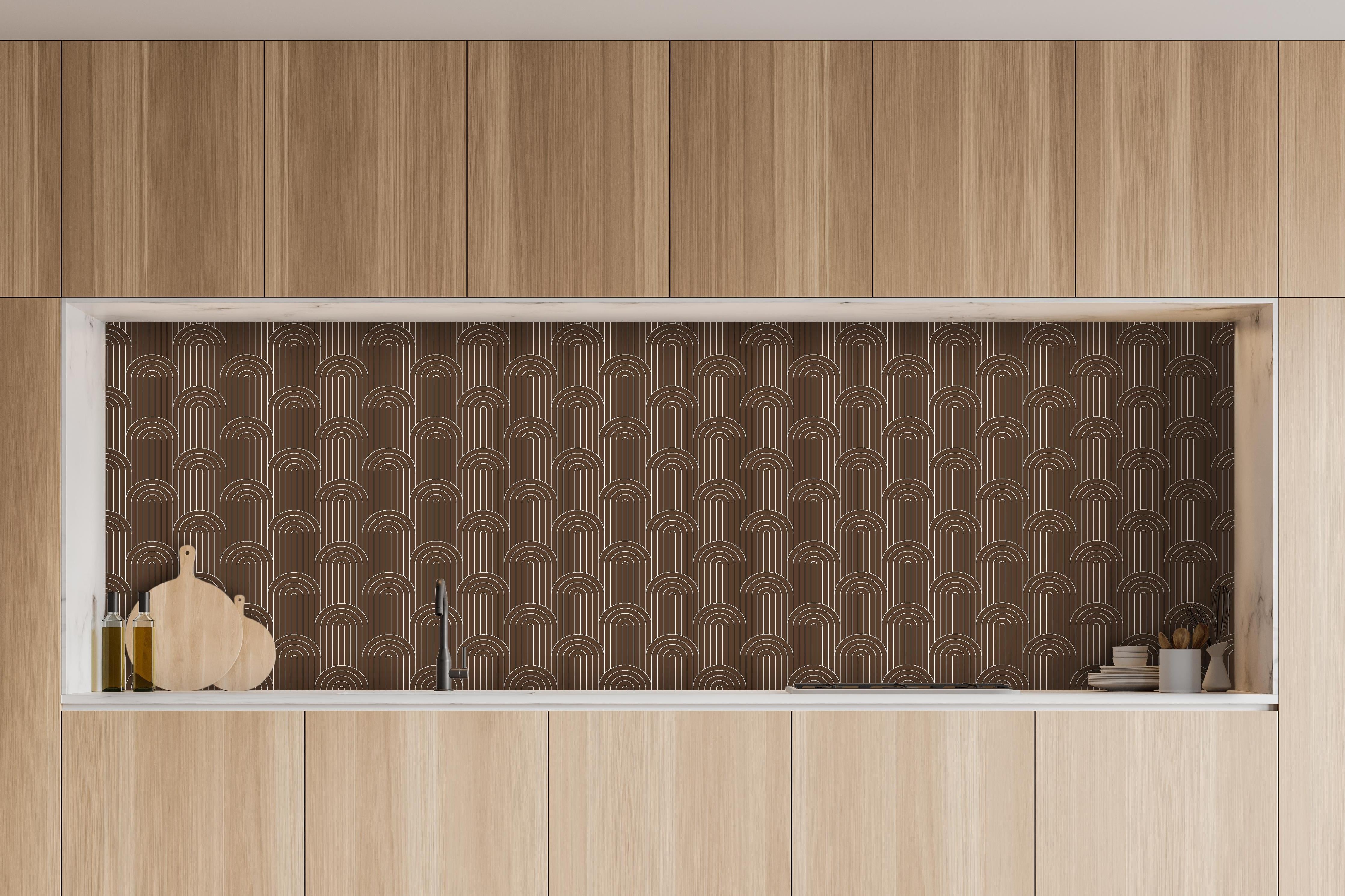 Küche - Simmetria Arcate Caffè hinter weißen Hochglanz-Küchenregalen und schwarzem Wasserhahn