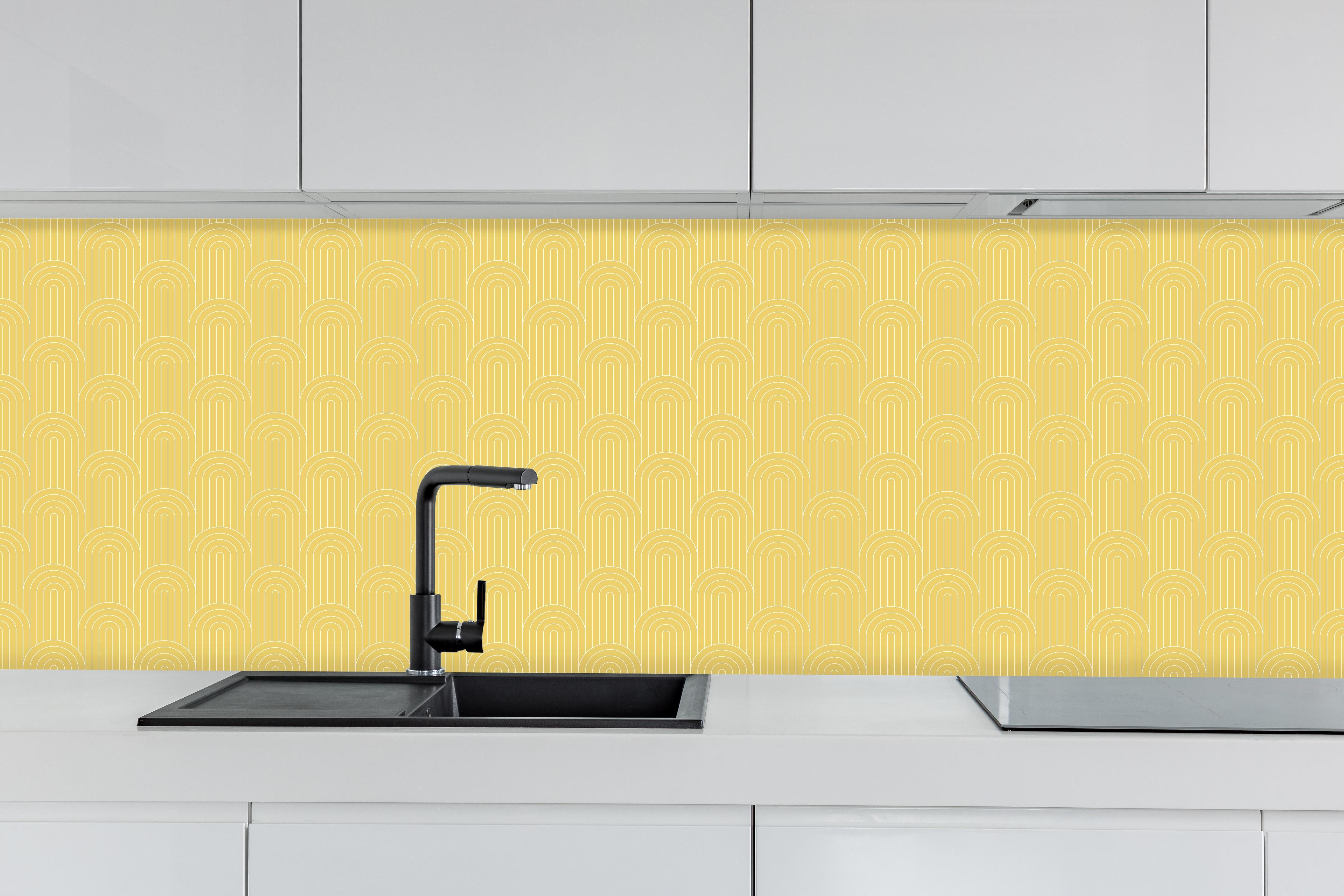 Küche - Simmetria Arcate Oro hinter weißen Hochglanz-Küchenregalen und schwarzem Wasserhahn