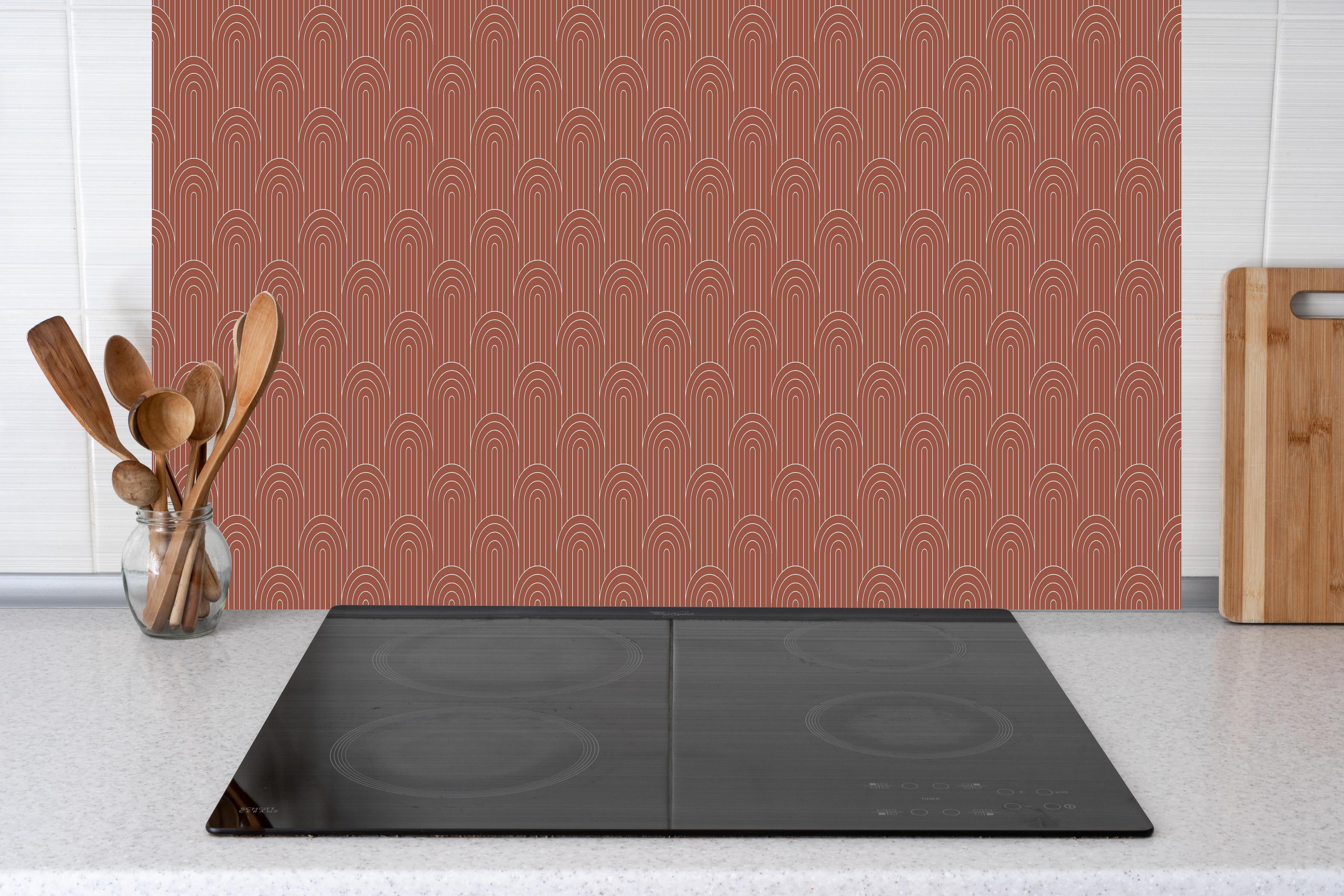 Küche - Simmetria Arcate Ruggine hinter weißen Hochglanz-Küchenregalen und schwarzem Wasserhahn