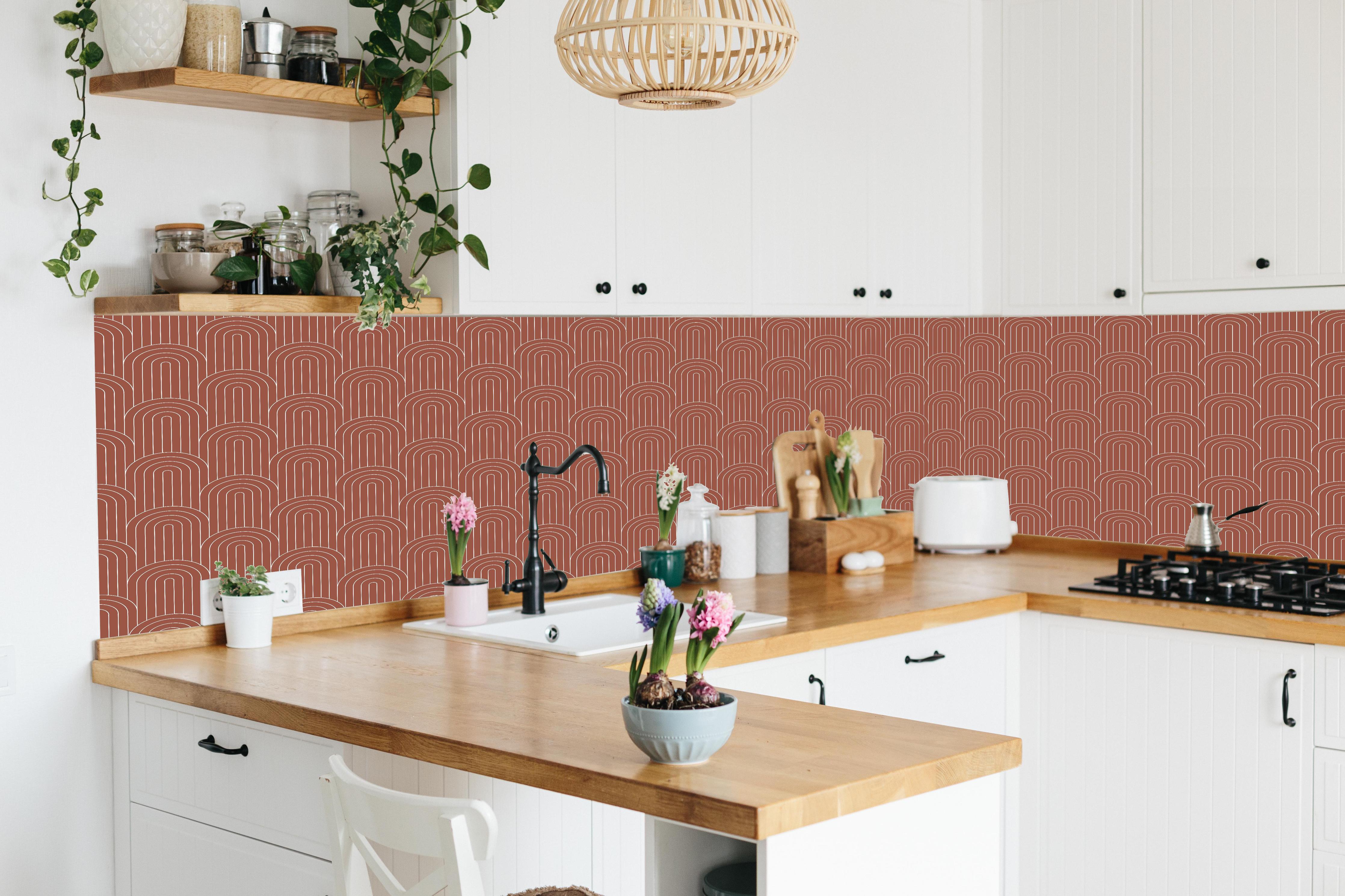 Küche - Simmetria Arcate Ruggine hinter weißen Hochglanz-Küchenregalen und schwarzem Wasserhahn