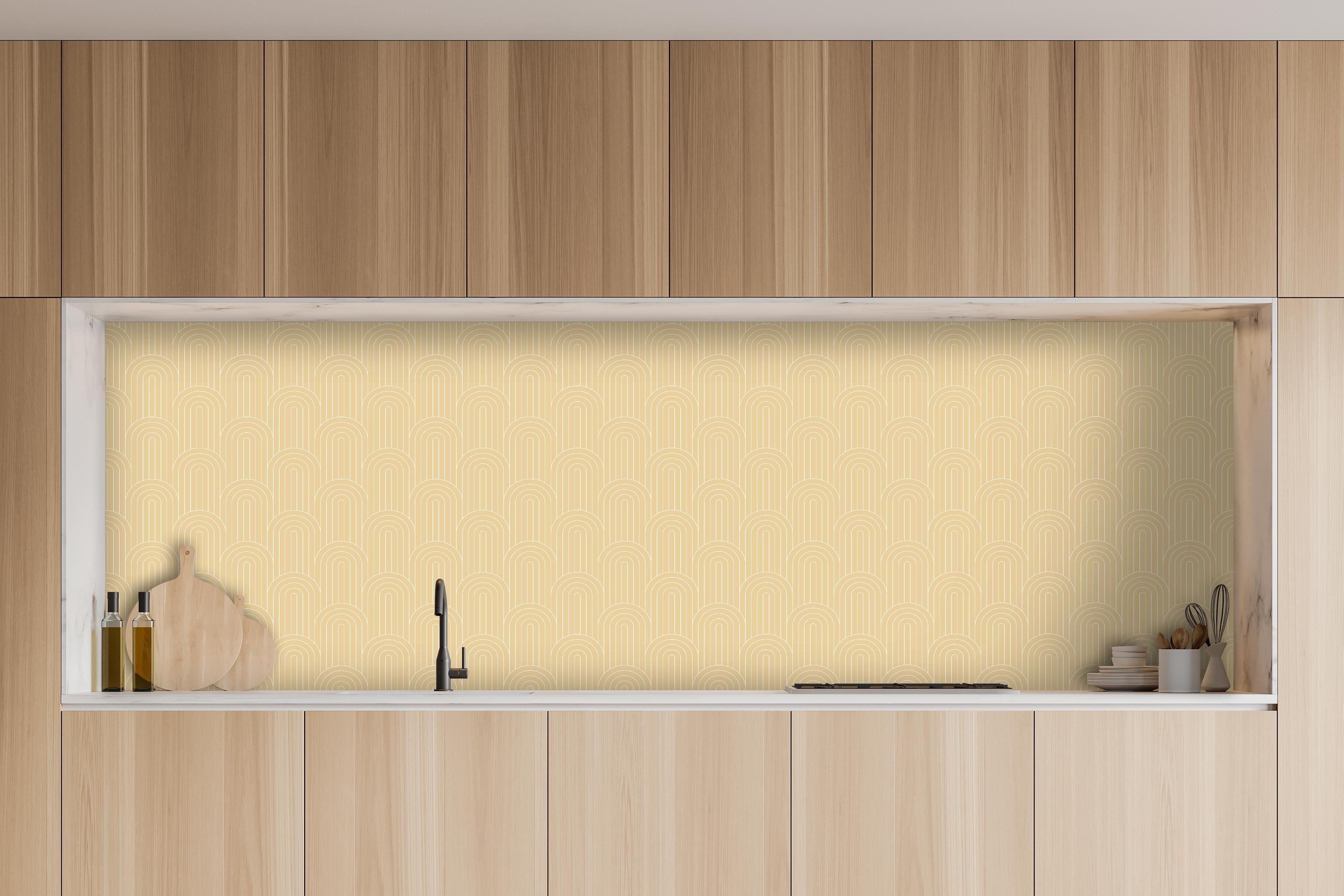 Küche - Simmetria Arcate Sabbia hinter weißen Hochglanz-Küchenregalen und schwarzem Wasserhahn