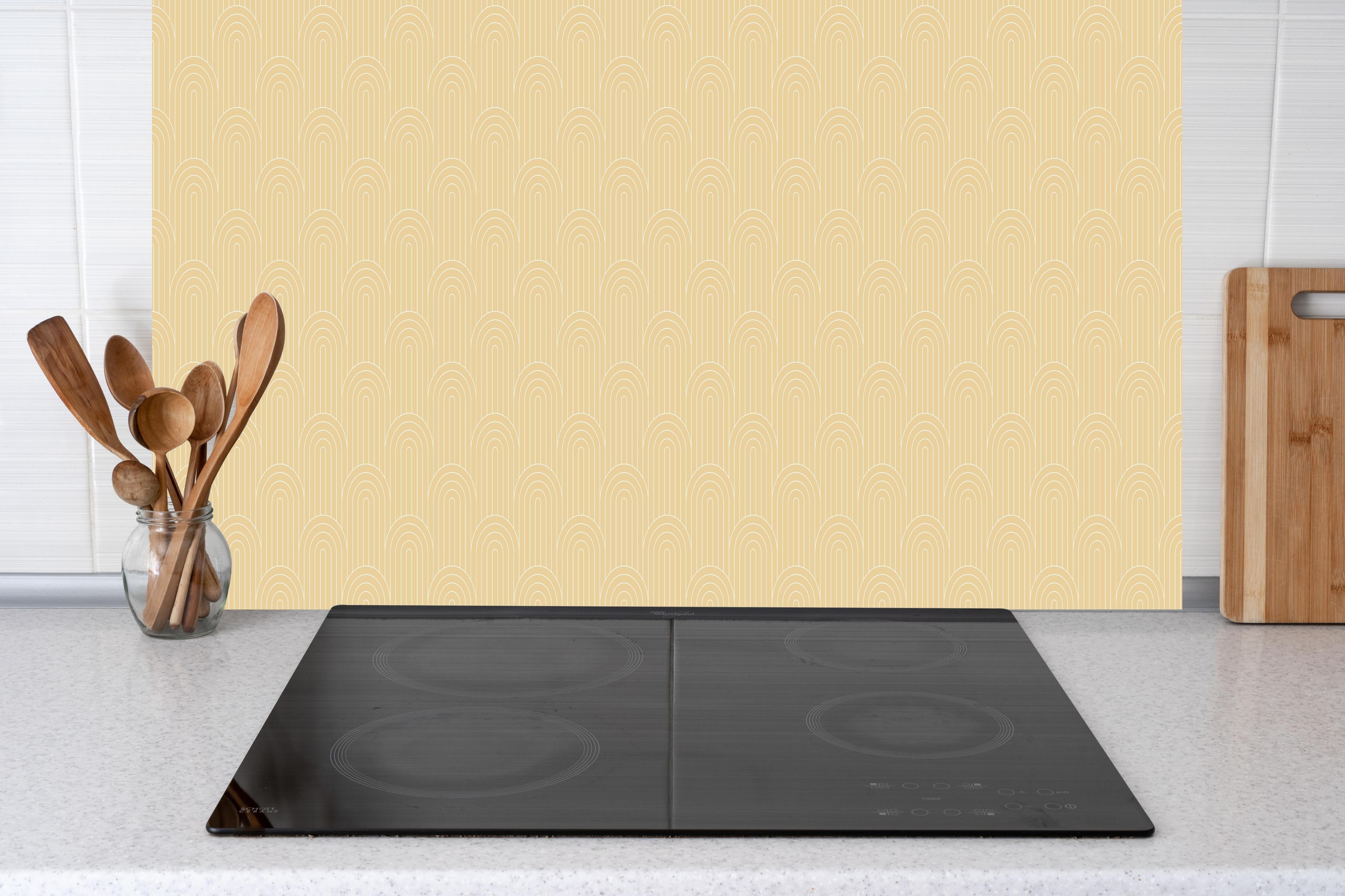 Küche - Simmetria Arcate Sabbia hinter weißen Hochglanz-Küchenregalen und schwarzem Wasserhahn