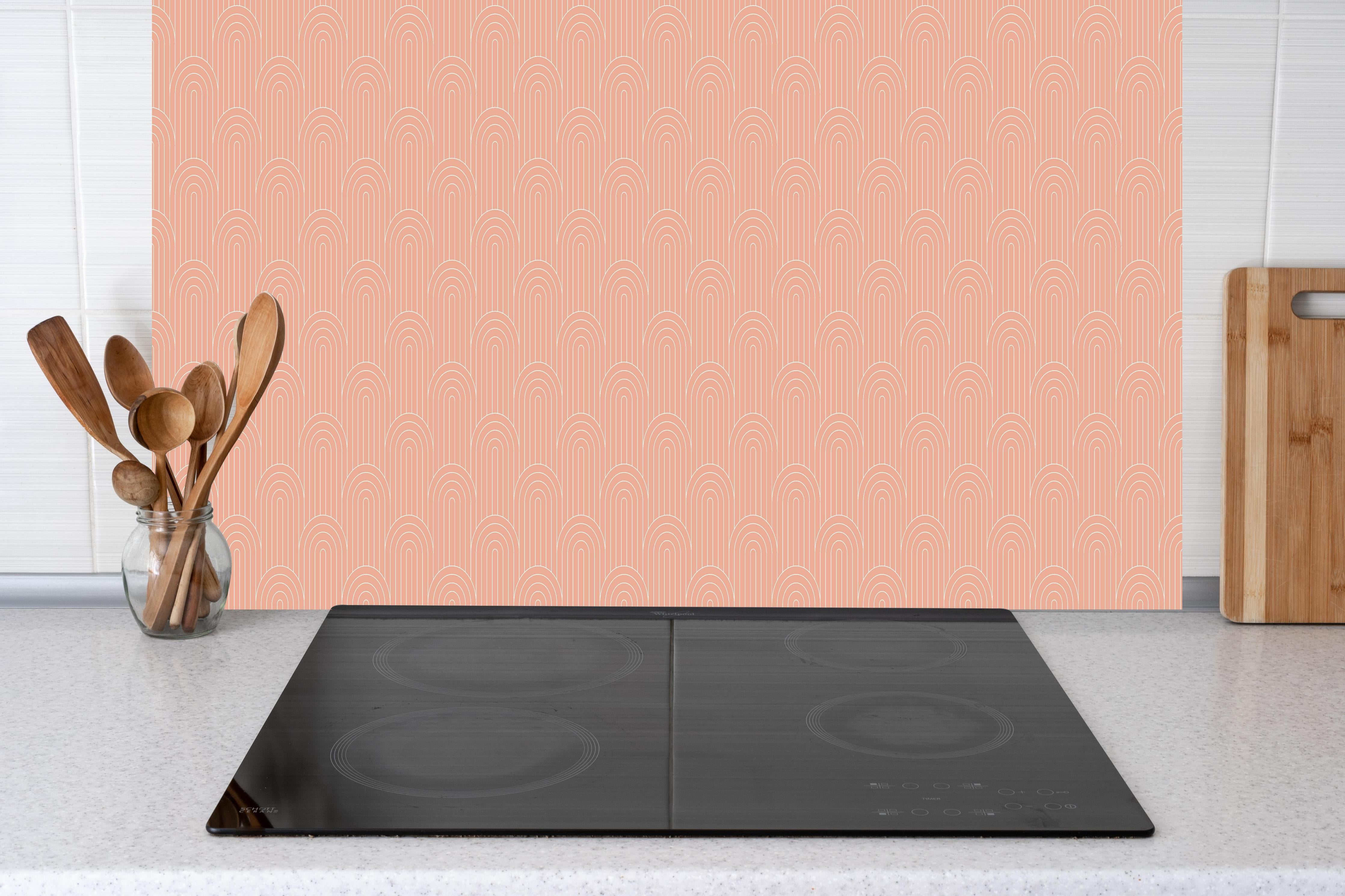 Küche - Simmetria Arcate Salmone hinter weißen Hochglanz-Küchenregalen und schwarzem Wasserhahn