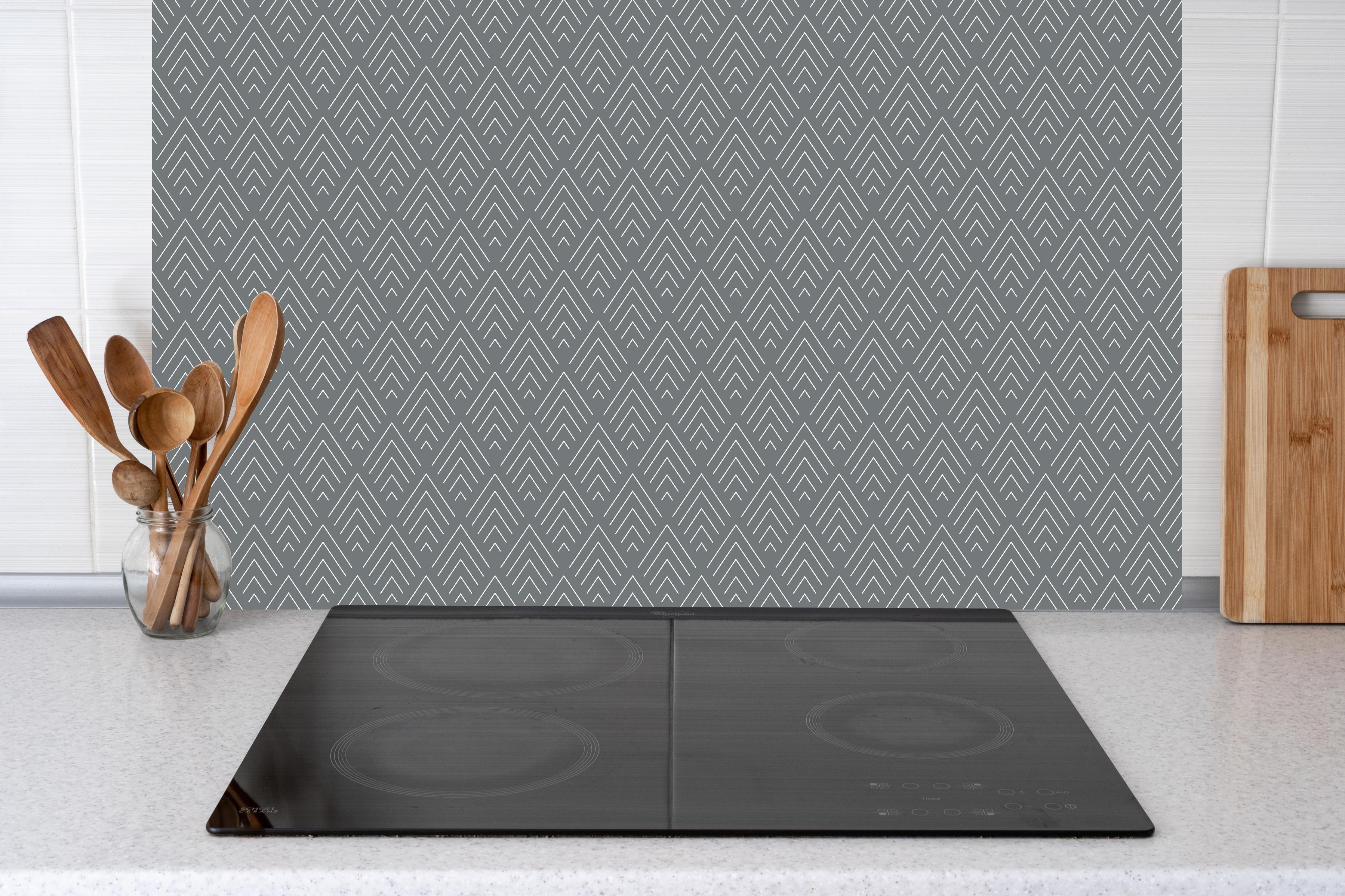 Küche - Simmetria Incanto Piombo hinter weißen Hochglanz-Küchenregalen und schwarzem Wasserhahn