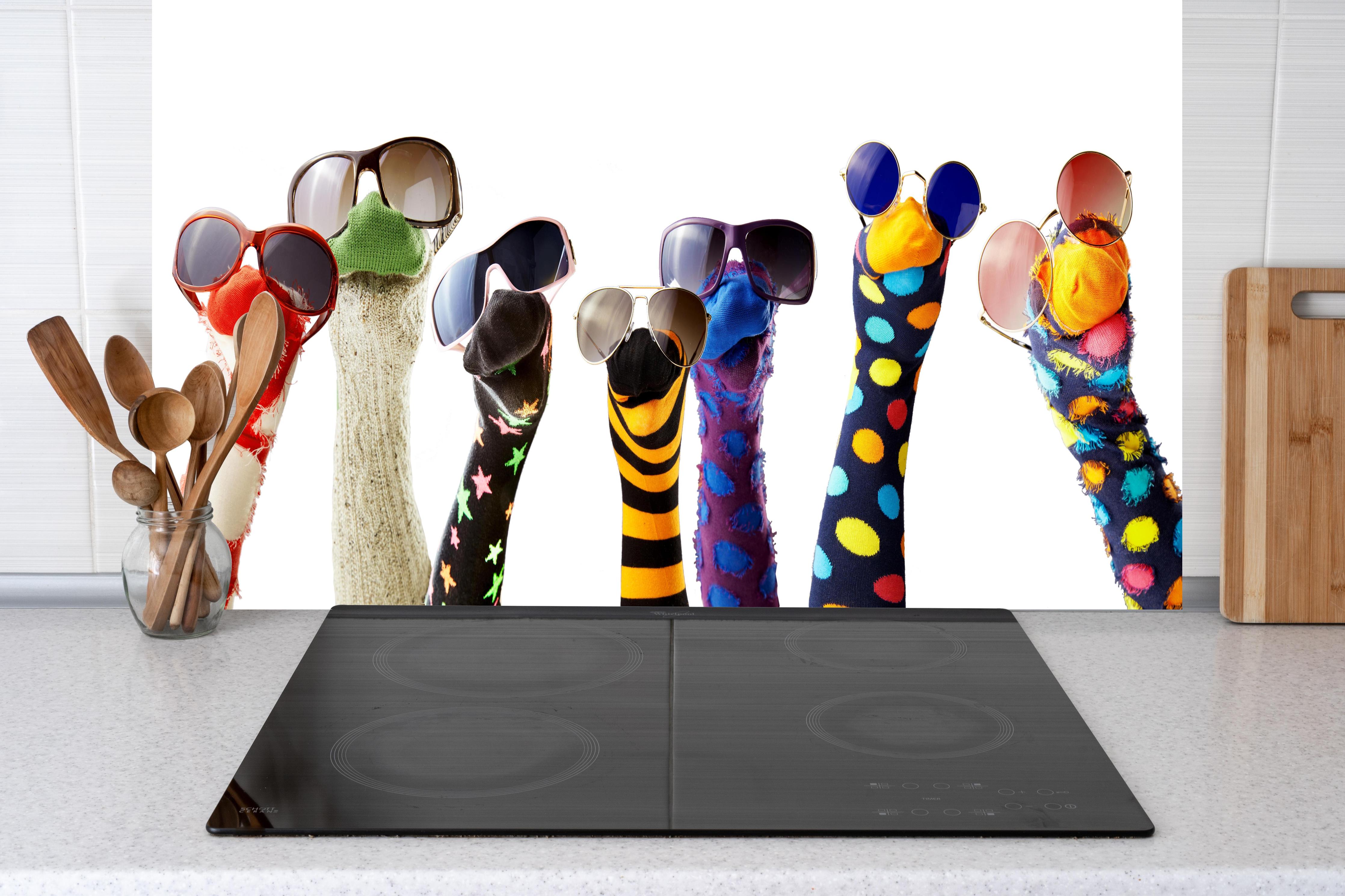 Küche - Sockenpuppen mit Brille hinter weißen Hochglanz-Küchenregalen und schwarzem Wasserhahn