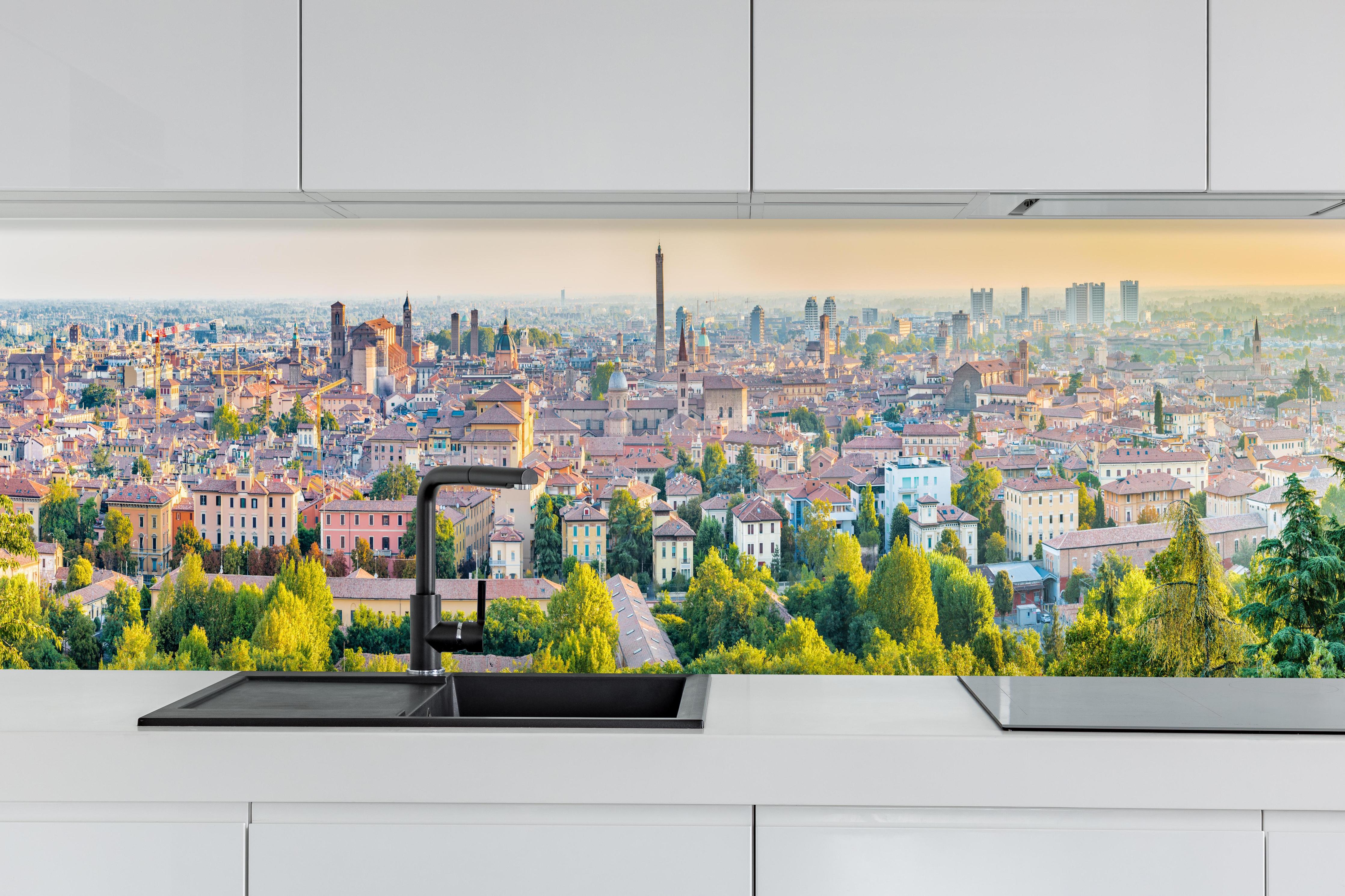 Küche - Sonnenaufgang über Dächern Bolognas hinter weißen Hochglanz-Küchenregalen und schwarzem Wasserhahn