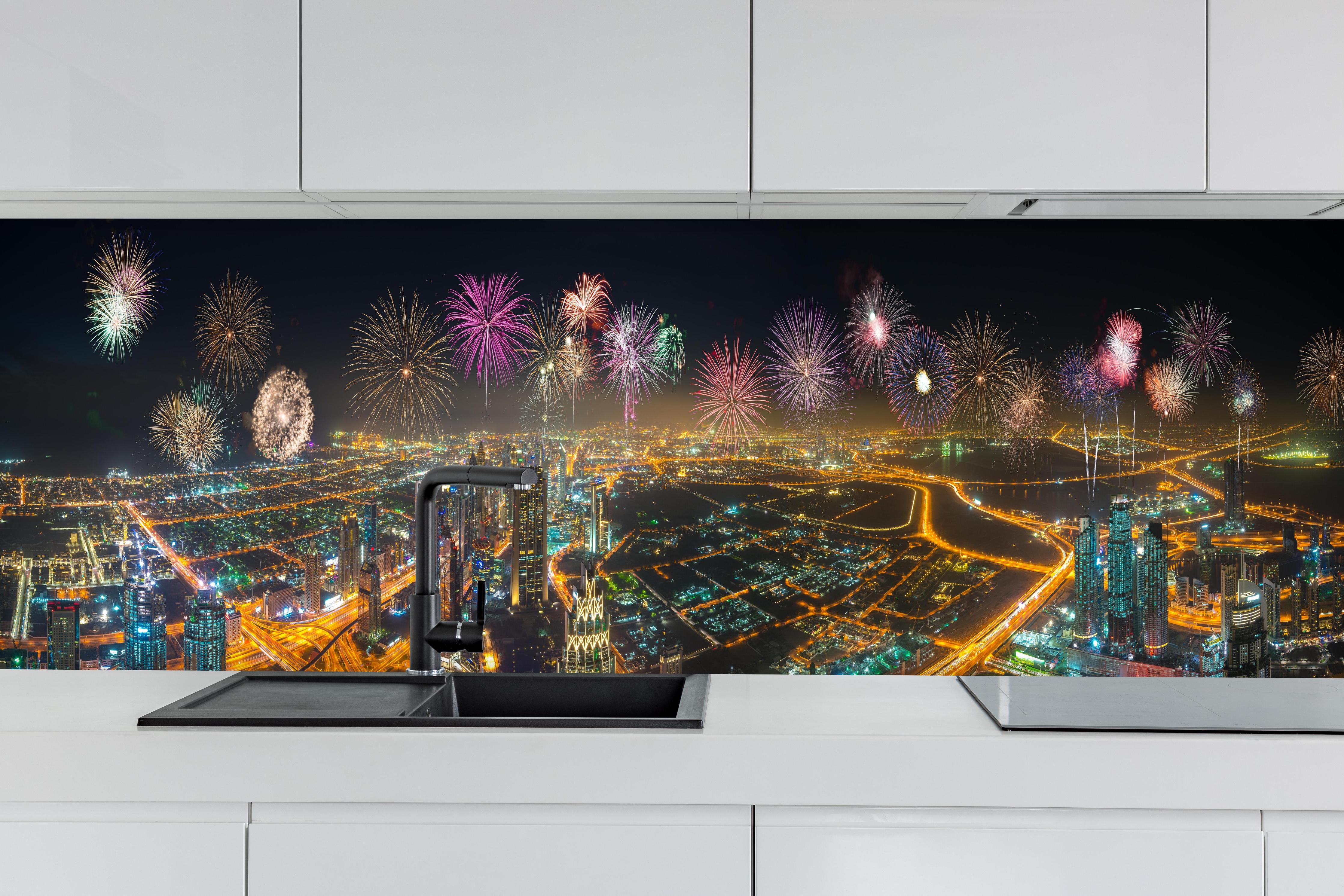 Küche - Spektakuläre Dubai Skyline mit Feuerwerk hinter weißen Hochglanz-Küchenregalen und schwarzem Wasserhahn