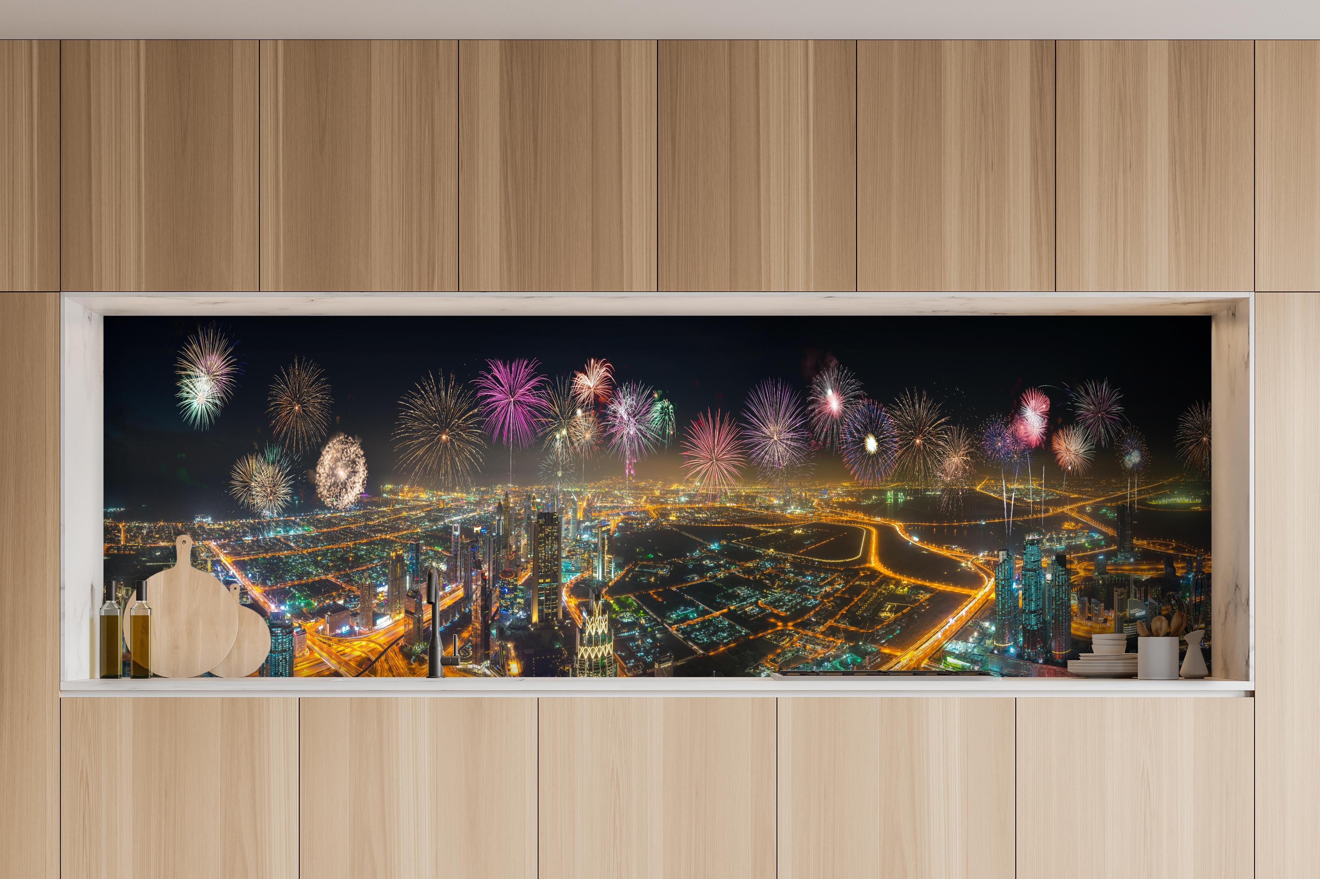 Küche - Spektakuläre Dubai Skyline mit Feuerwerk hinter weißen Hochglanz-Küchenregalen und schwarzem Wasserhahn
