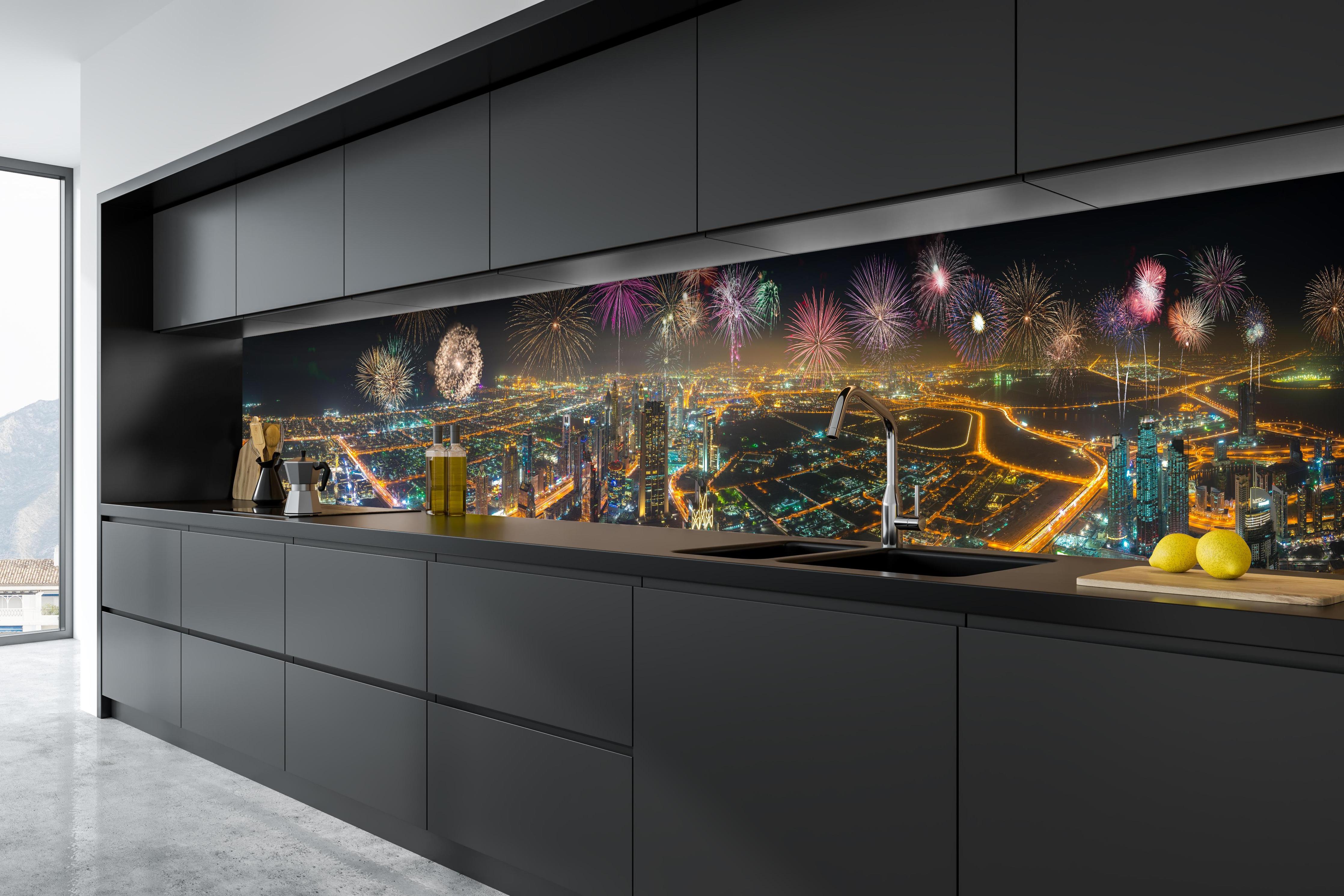Küche - Spektakuläre Dubai Skyline mit Feuerwerk hinter weißen Hochglanz-Küchenregalen und schwarzem Wasserhahn