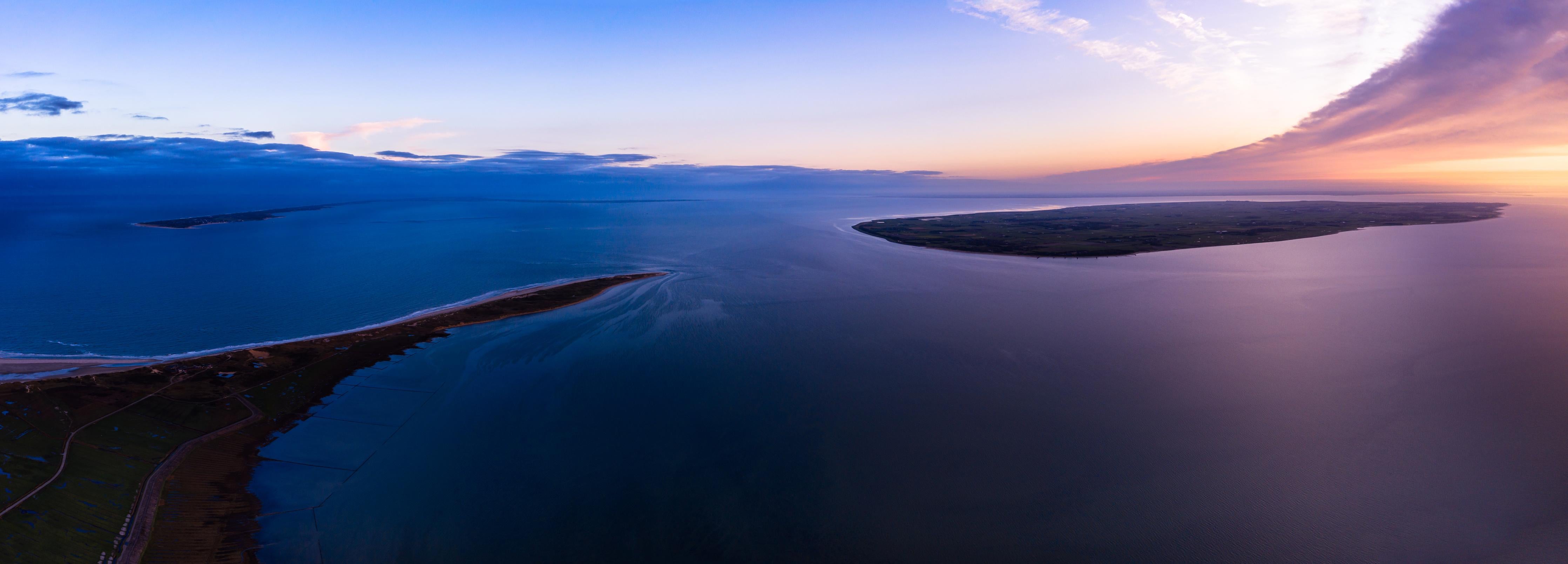 Küchenrückwand-Spektakulärer Sonnenuntergang über ruhigem Gewässer und unberührten Inseln
