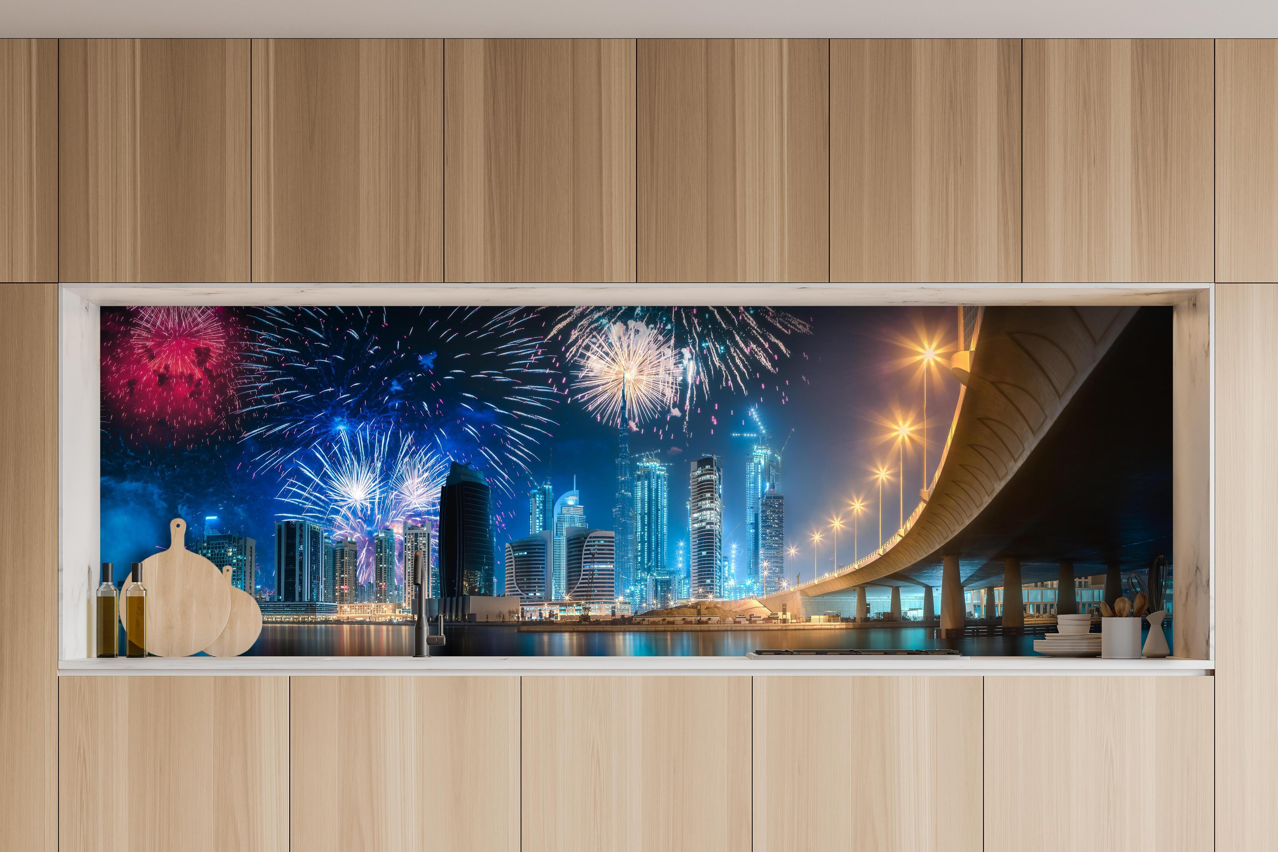 Küche - Spektakuläres Feuerwerk Dubai Business Bay hinter weißen Hochglanz-Küchenregalen und schwarzem Wasserhahn