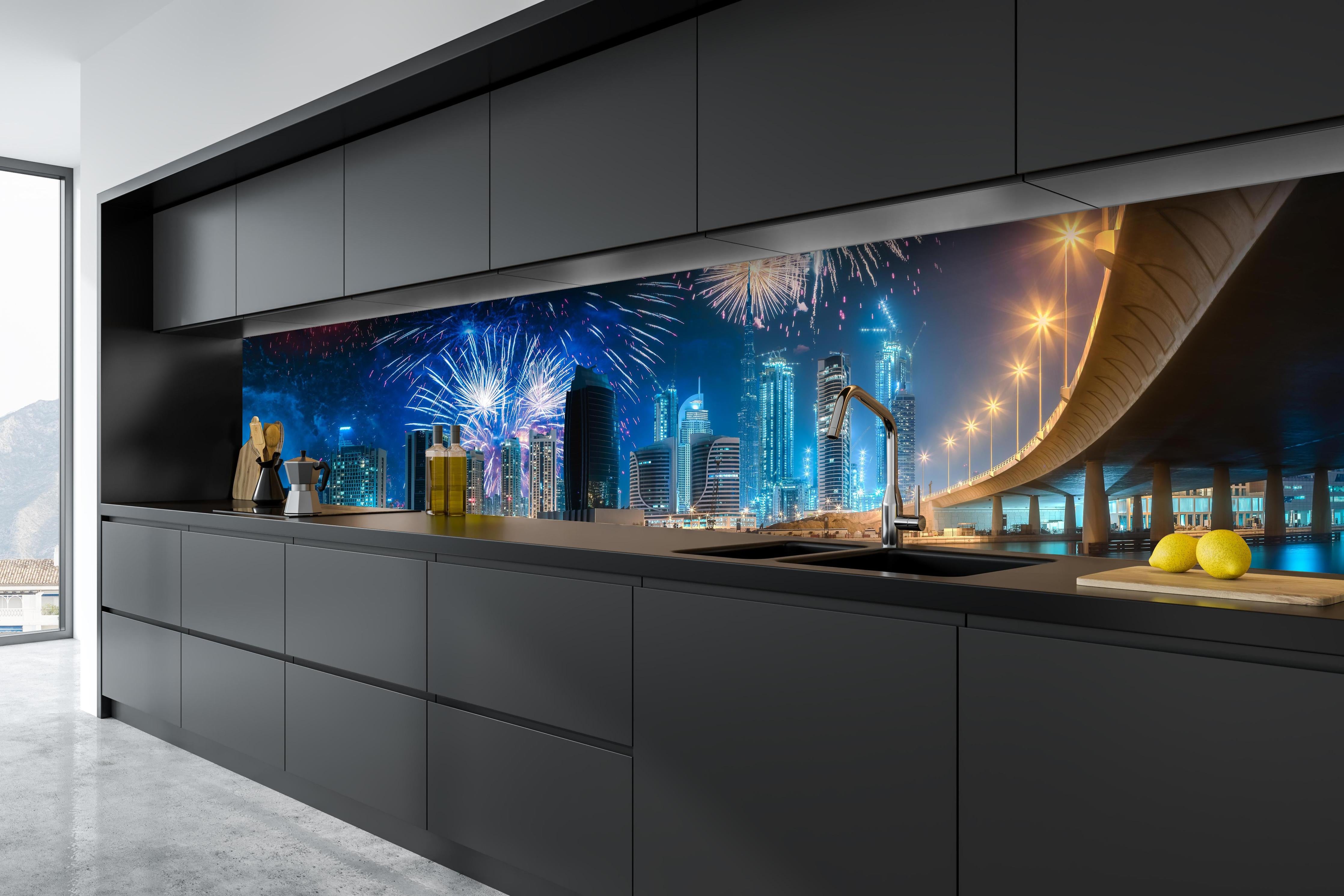 Küche - Spektakuläres Feuerwerk Dubai Business Bay hinter weißen Hochglanz-Küchenregalen und schwarzem Wasserhahn