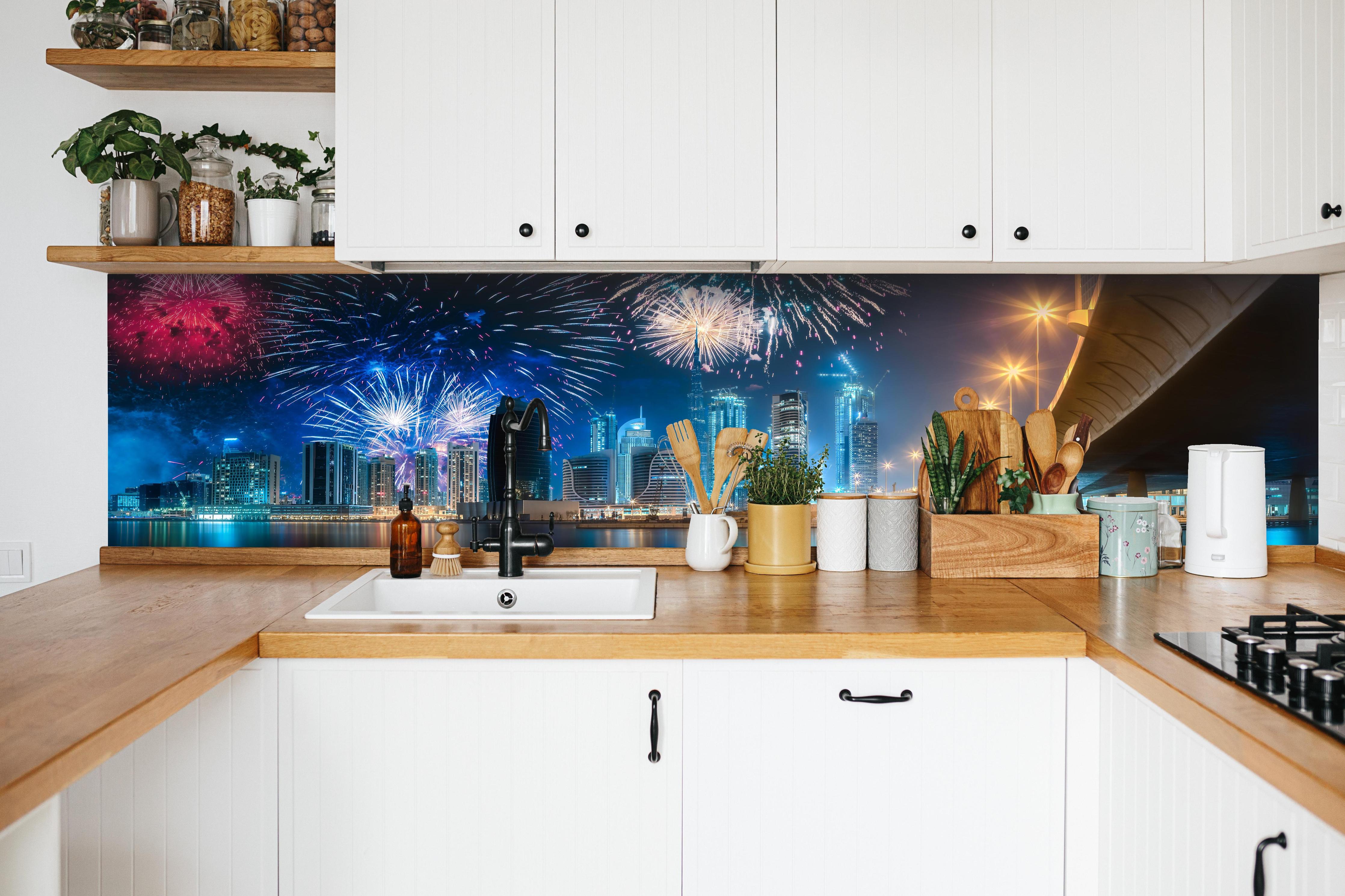 Küche - Spektakuläres Feuerwerk Dubai Business Bay hinter weißen Hochglanz-Küchenregalen und schwarzem Wasserhahn