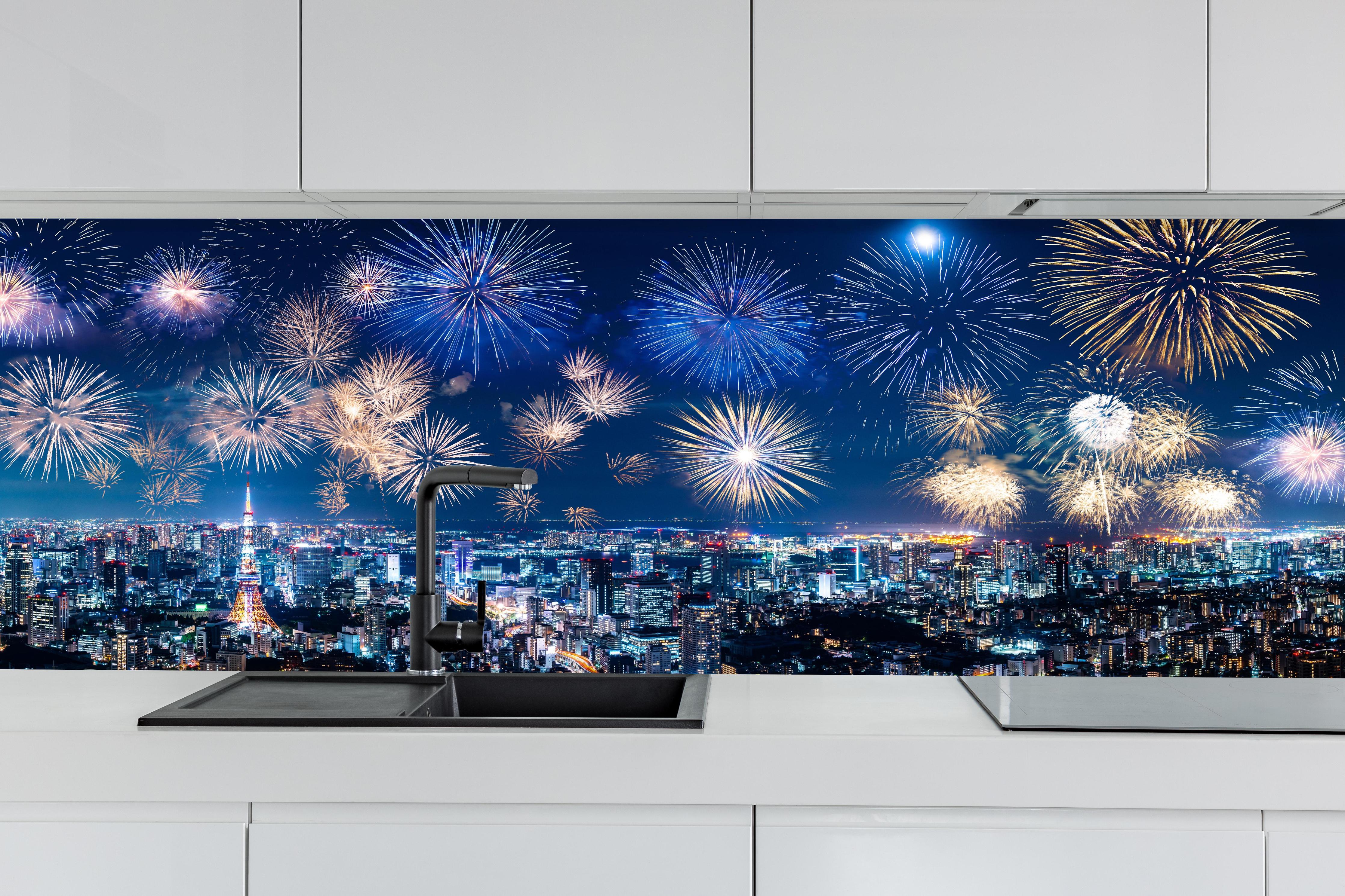 Küche - Spektakuläres Feuerwerk über Stadt bei Nacht hinter weißen Hochglanz-Küchenregalen und schwarzem Wasserhahn