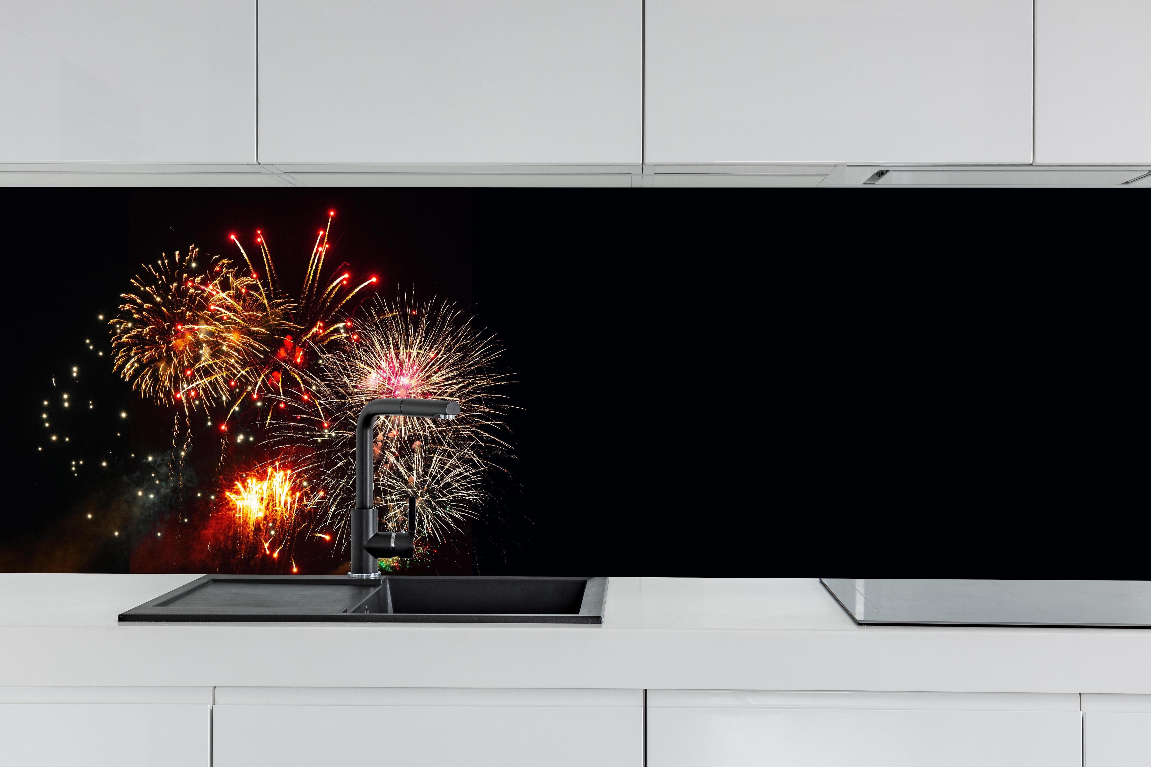 Küche - Spektakuläres Neujahrsfeuerwerk in Nacht hinter weißen Hochglanz-Küchenregalen und schwarzem Wasserhahn