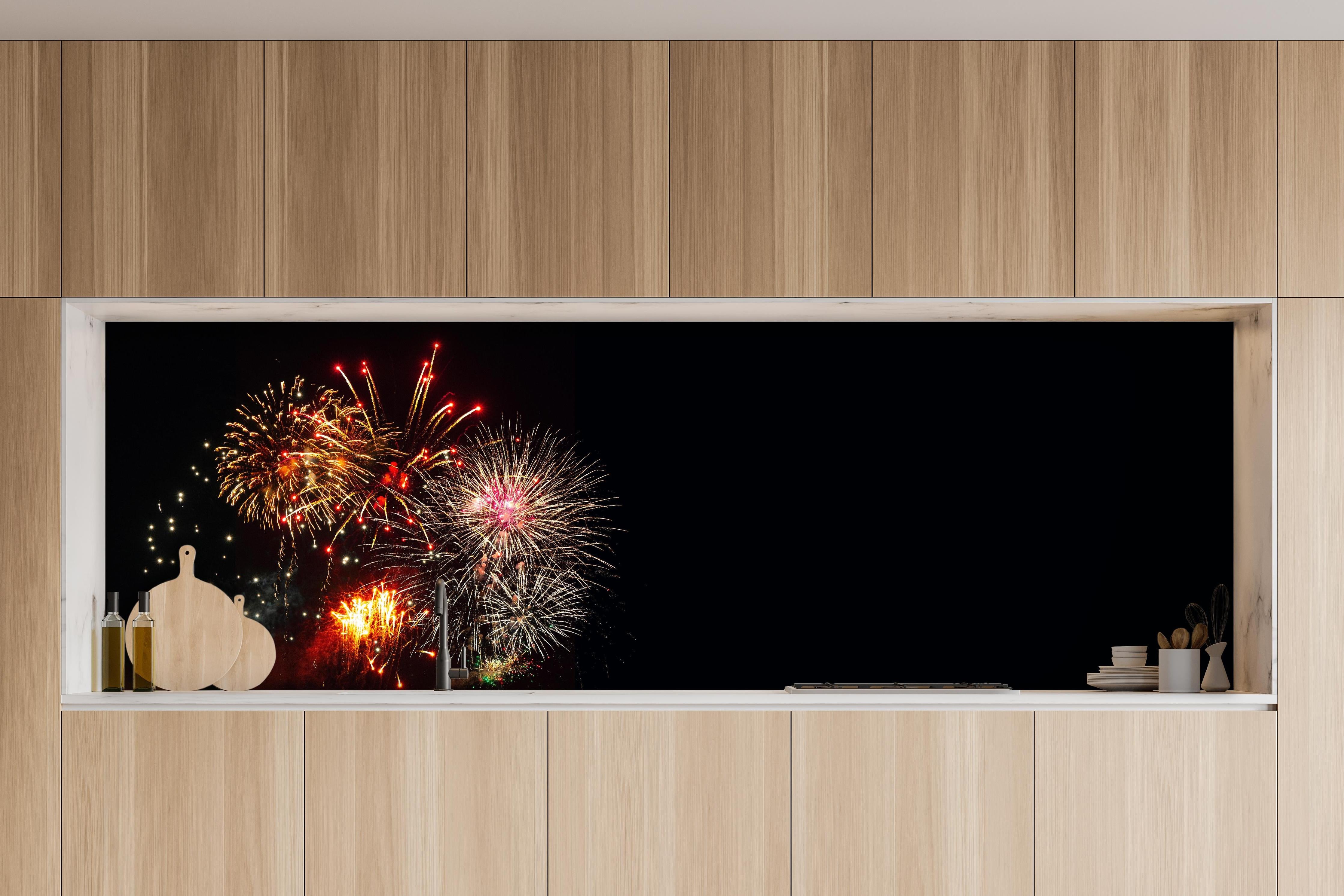 Küche - Spektakuläres Neujahrsfeuerwerk in Nacht hinter weißen Hochglanz-Küchenregalen und schwarzem Wasserhahn