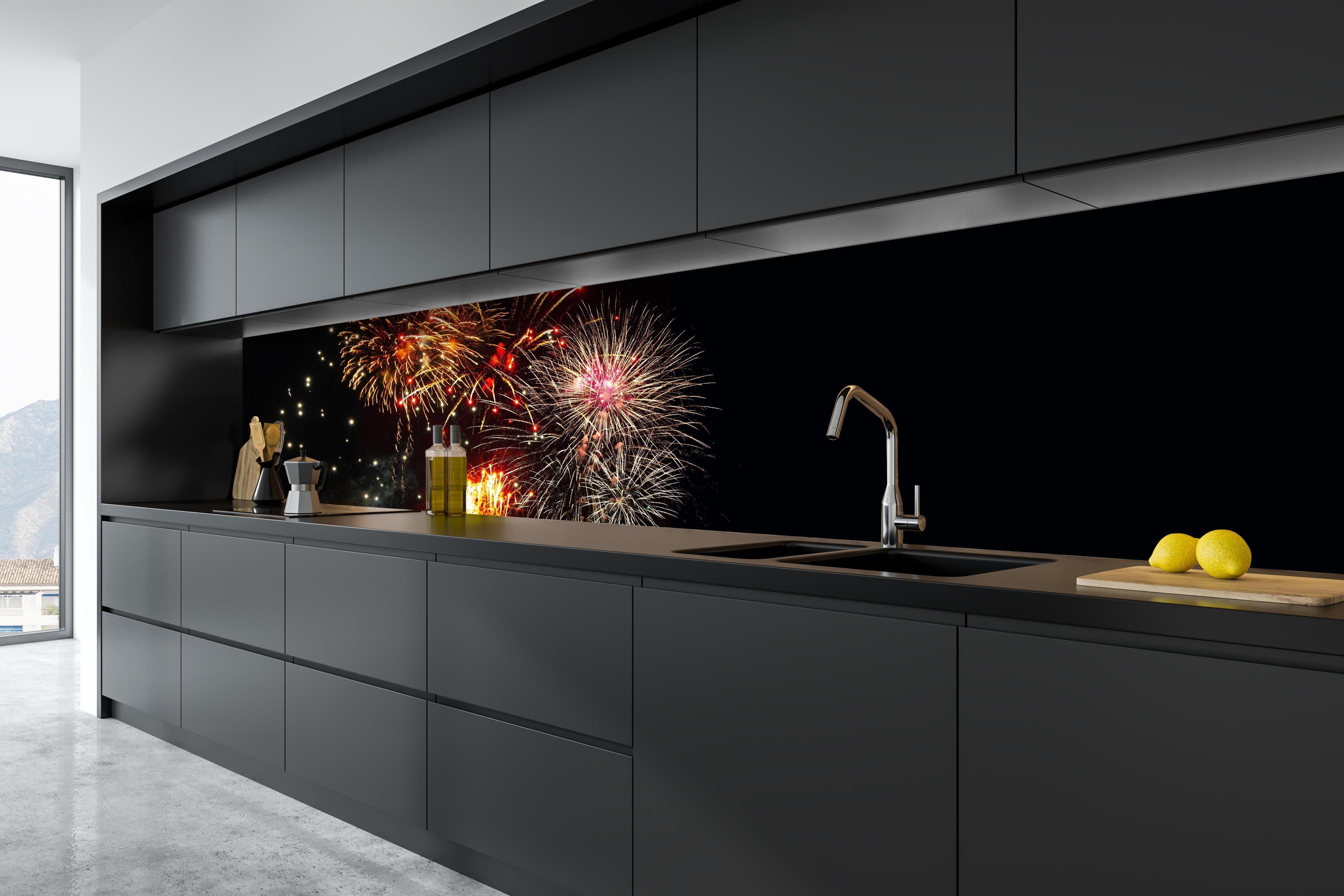 Küche - Spektakuläres Neujahrsfeuerwerk in Nacht hinter weißen Hochglanz-Küchenregalen und schwarzem Wasserhahn