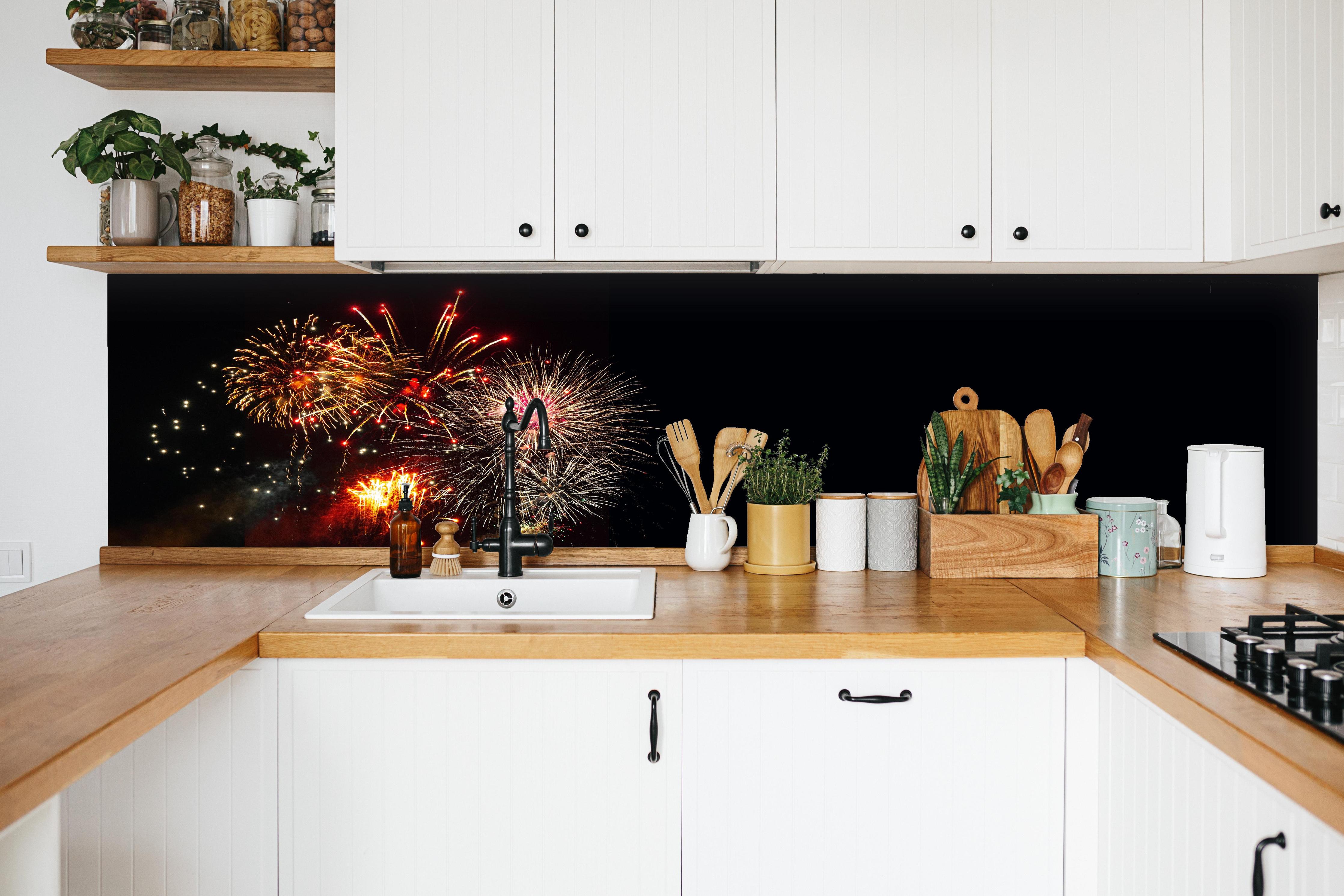 Küche - Spektakuläres Neujahrsfeuerwerk in Nacht hinter weißen Hochglanz-Küchenregalen und schwarzem Wasserhahn