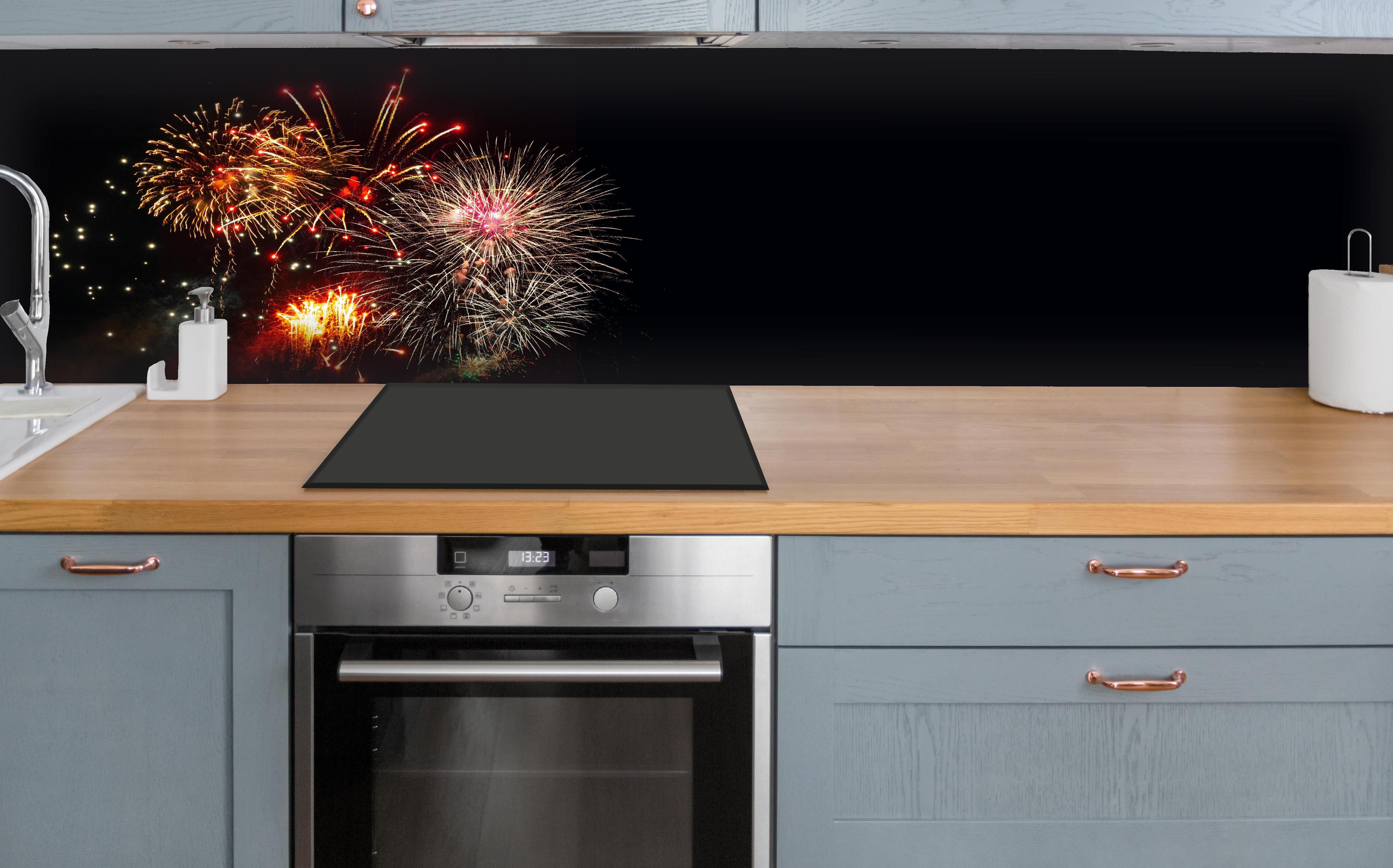 Küche - Spektakuläres Neujahrsfeuerwerk in Nacht hinter weißen Hochglanz-Küchenregalen und schwarzem Wasserhahn