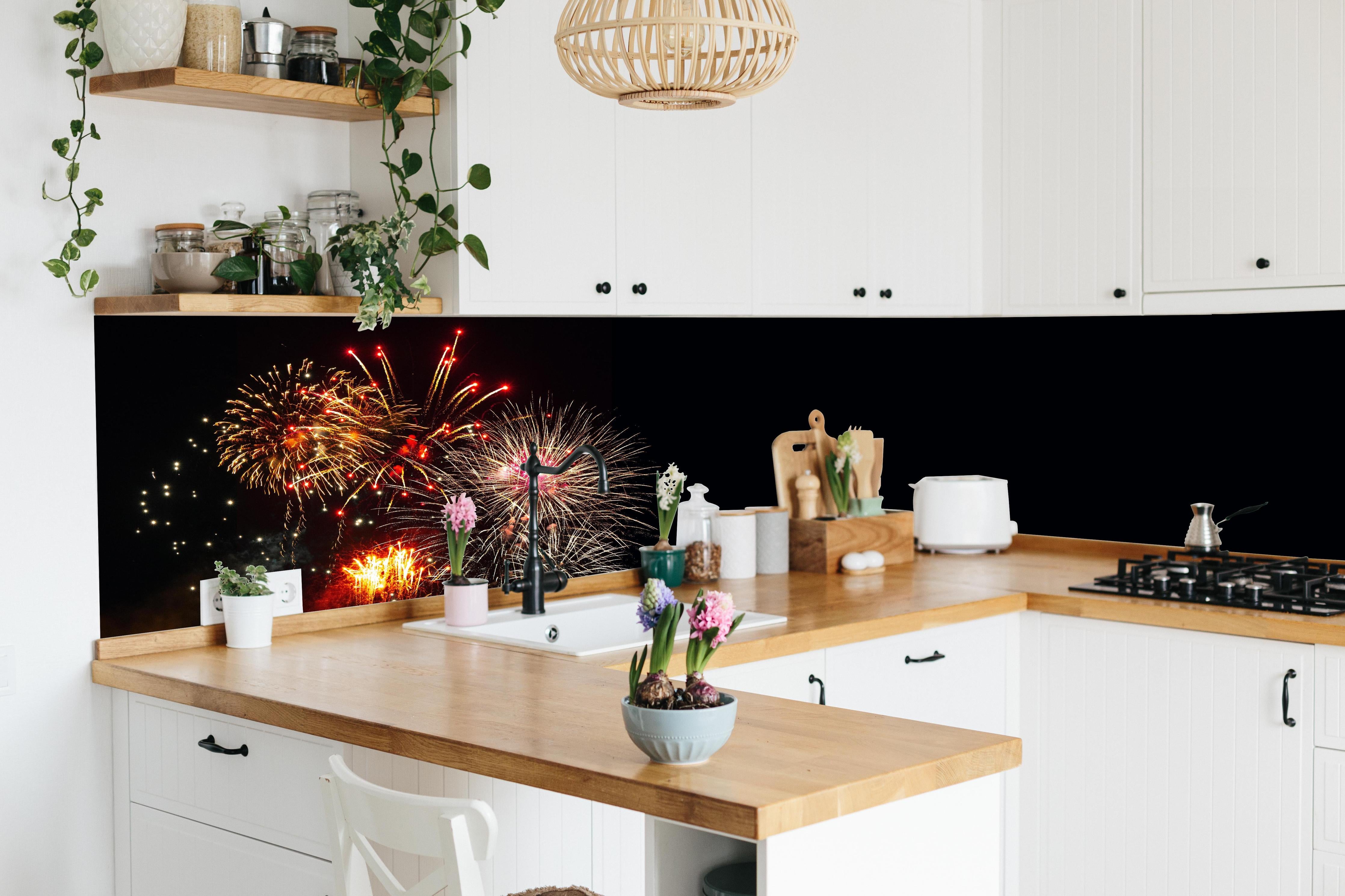 Küche - Spektakuläres Neujahrsfeuerwerk in Nacht hinter weißen Hochglanz-Küchenregalen und schwarzem Wasserhahn