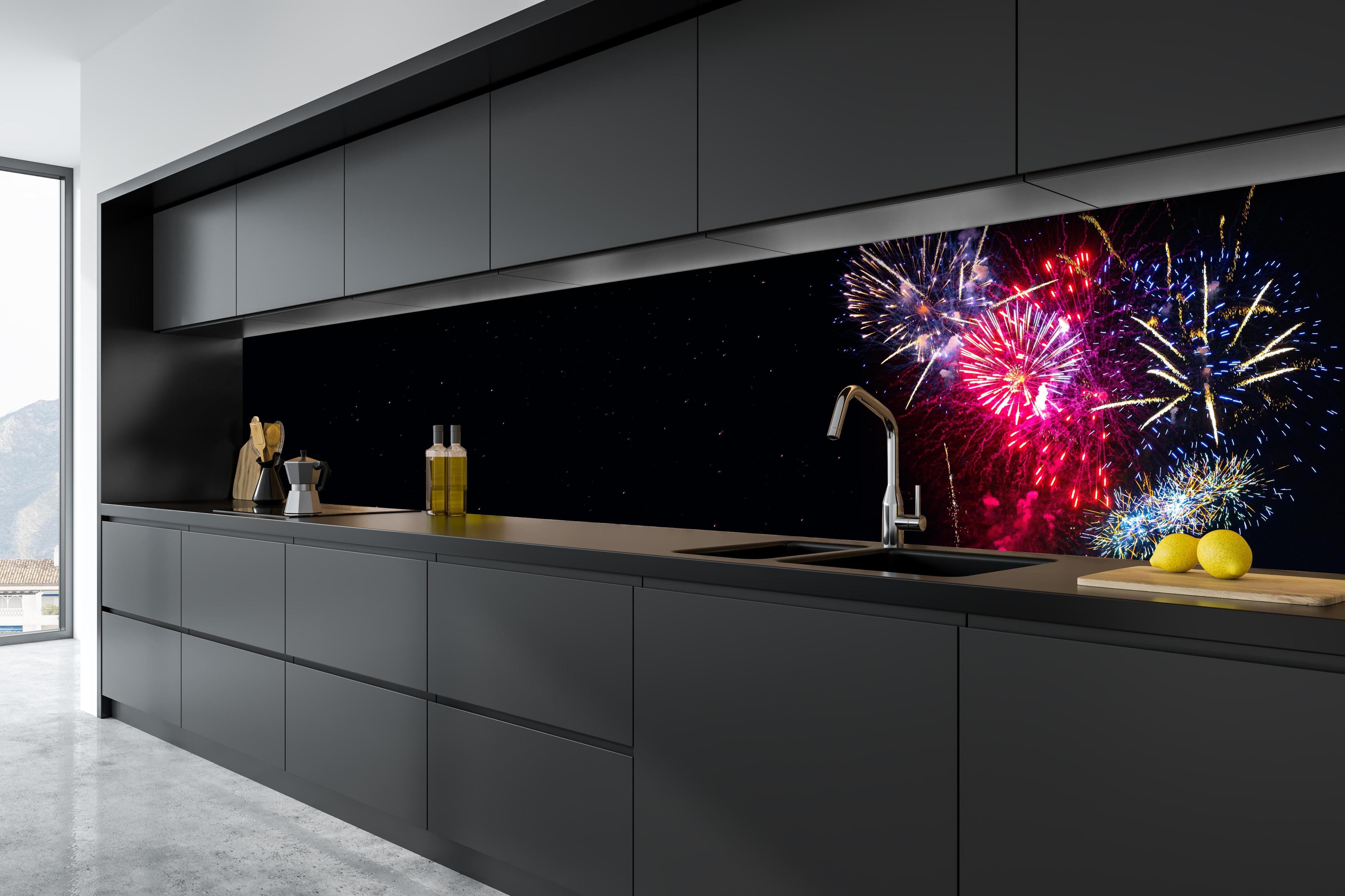 Küche - Spektakuläres Silvester Feuerwerk Erlebnis hinter weißen Hochglanz-Küchenregalen und schwarzem Wasserhahn