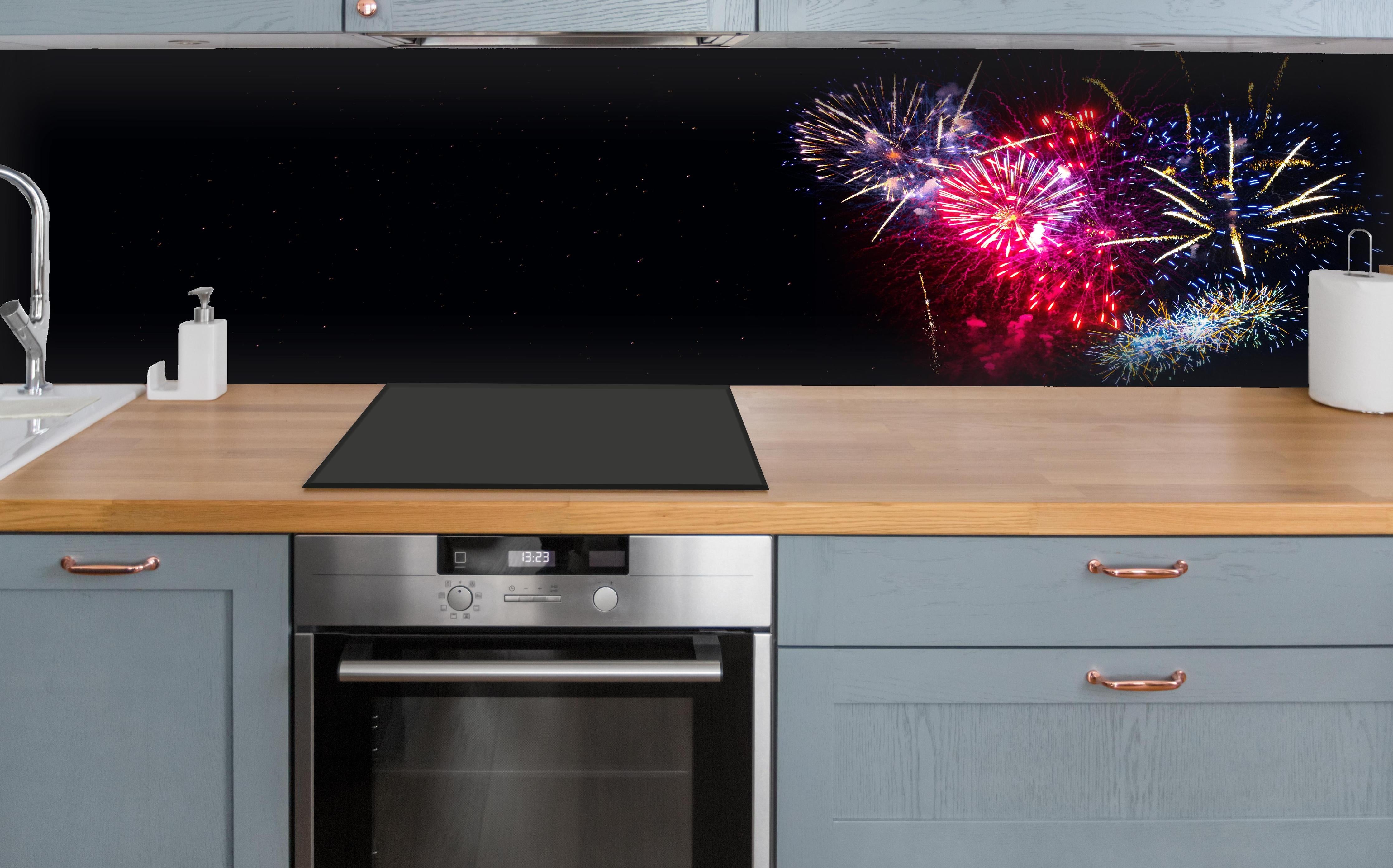 Küche - Spektakuläres Silvester Feuerwerk Erlebnis hinter weißen Hochglanz-Küchenregalen und schwarzem Wasserhahn