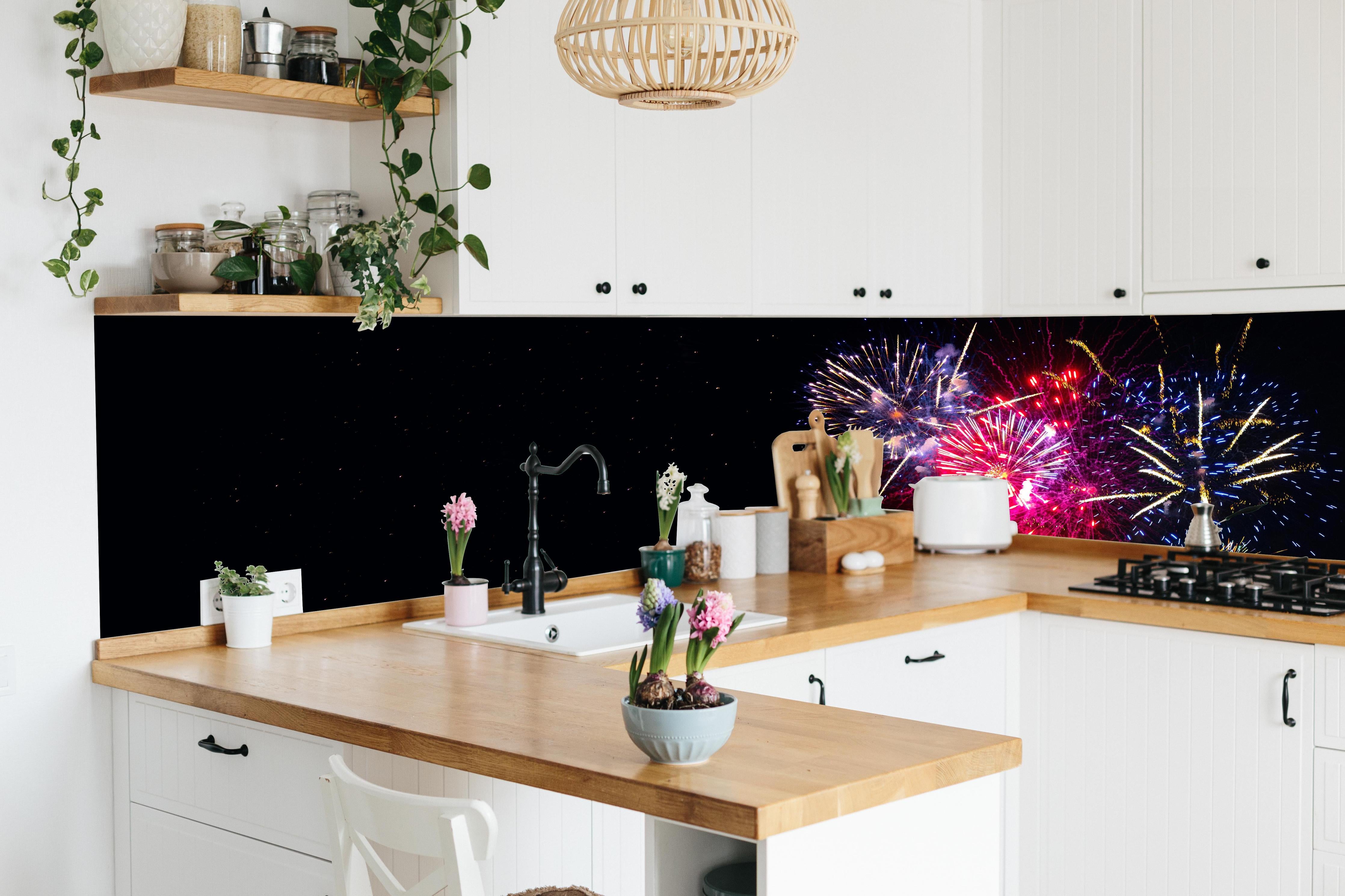 Küche - Spektakuläres Silvester Feuerwerk Erlebnis hinter weißen Hochglanz-Küchenregalen und schwarzem Wasserhahn