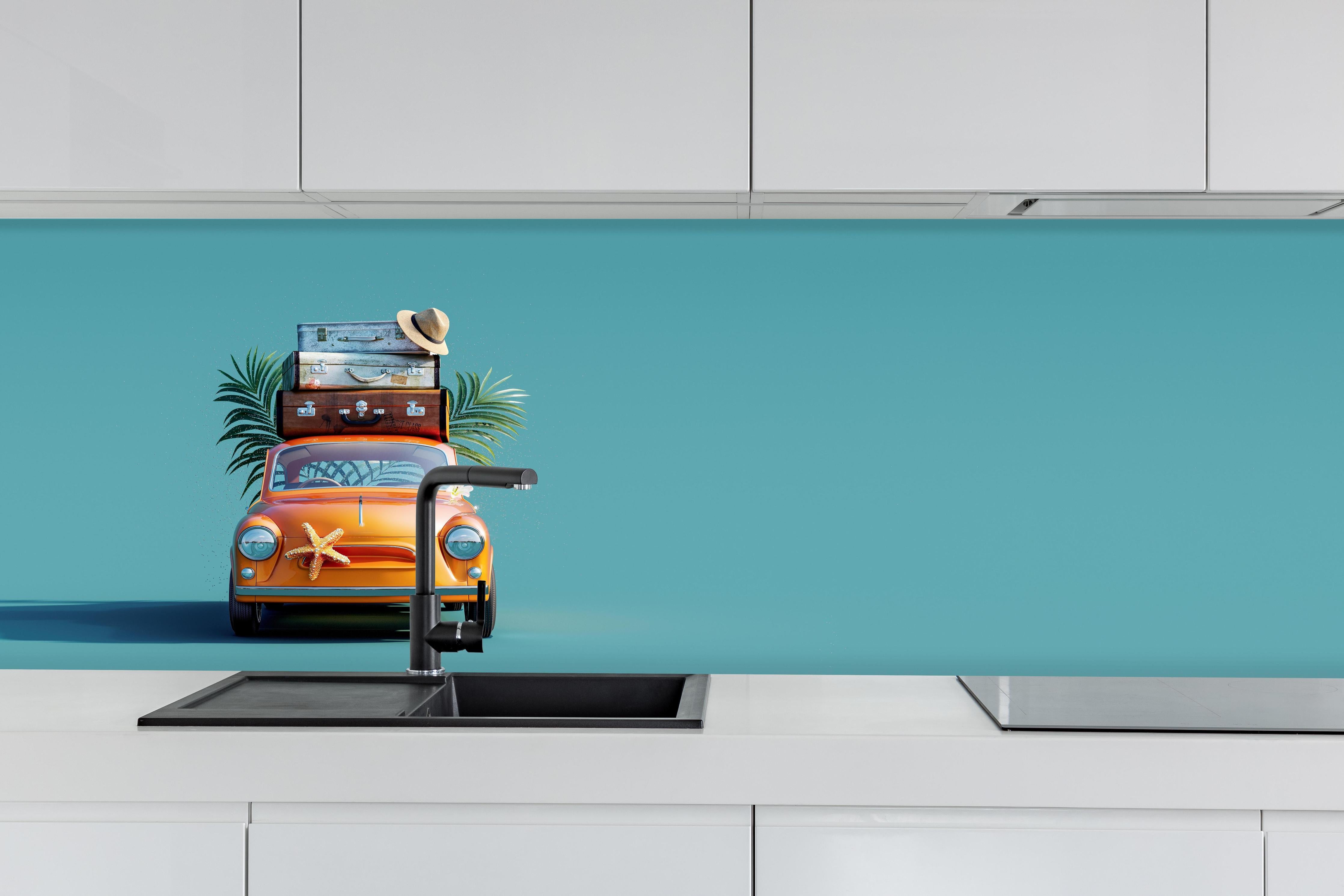 Küche - Spielzeugauto mit Reisegepäck - blauer Hintergrund hinter weißen Hochglanz-Küchenregalen und schwarzem Wasserhahn