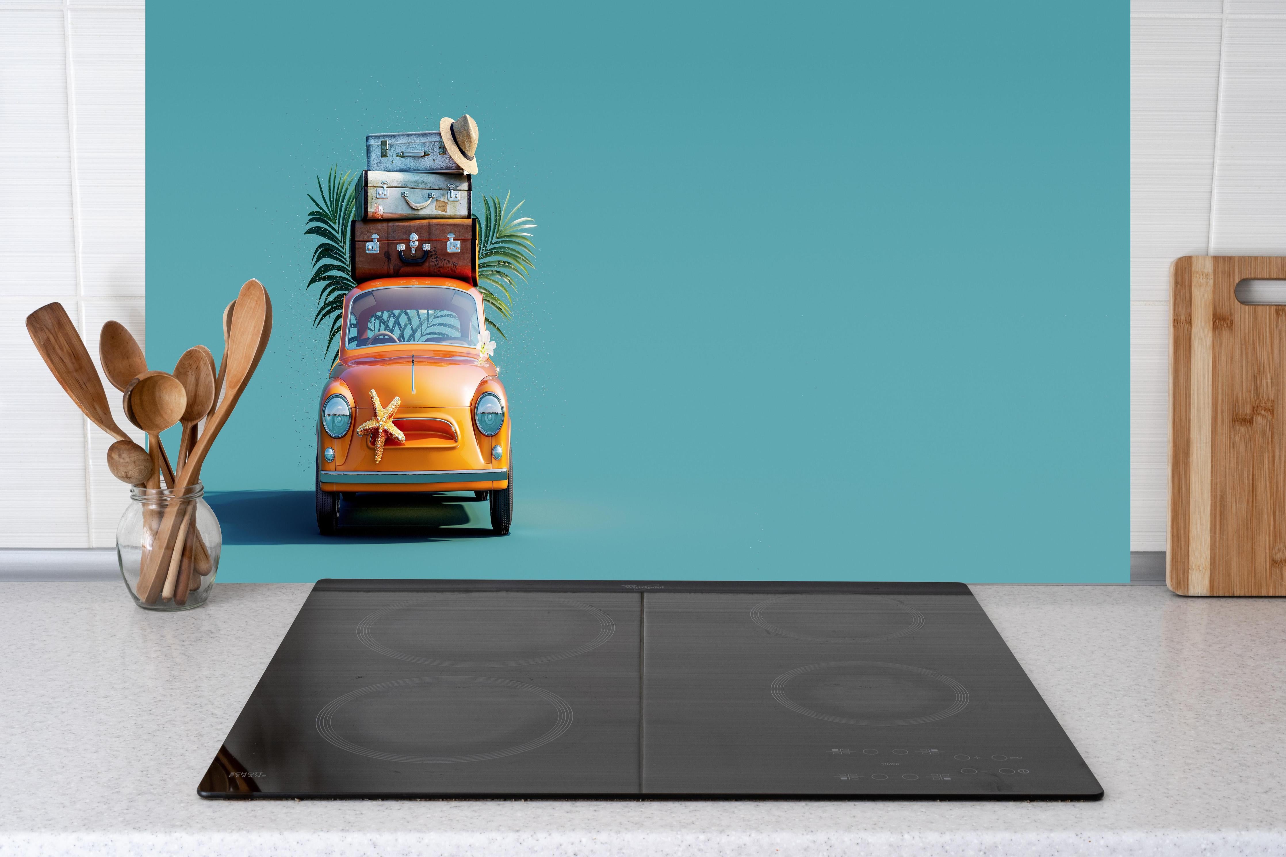 Küche - Spielzeugauto mit Reisegepäck - blauer Hintergrund hinter weißen Hochglanz-Küchenregalen und schwarzem Wasserhahn