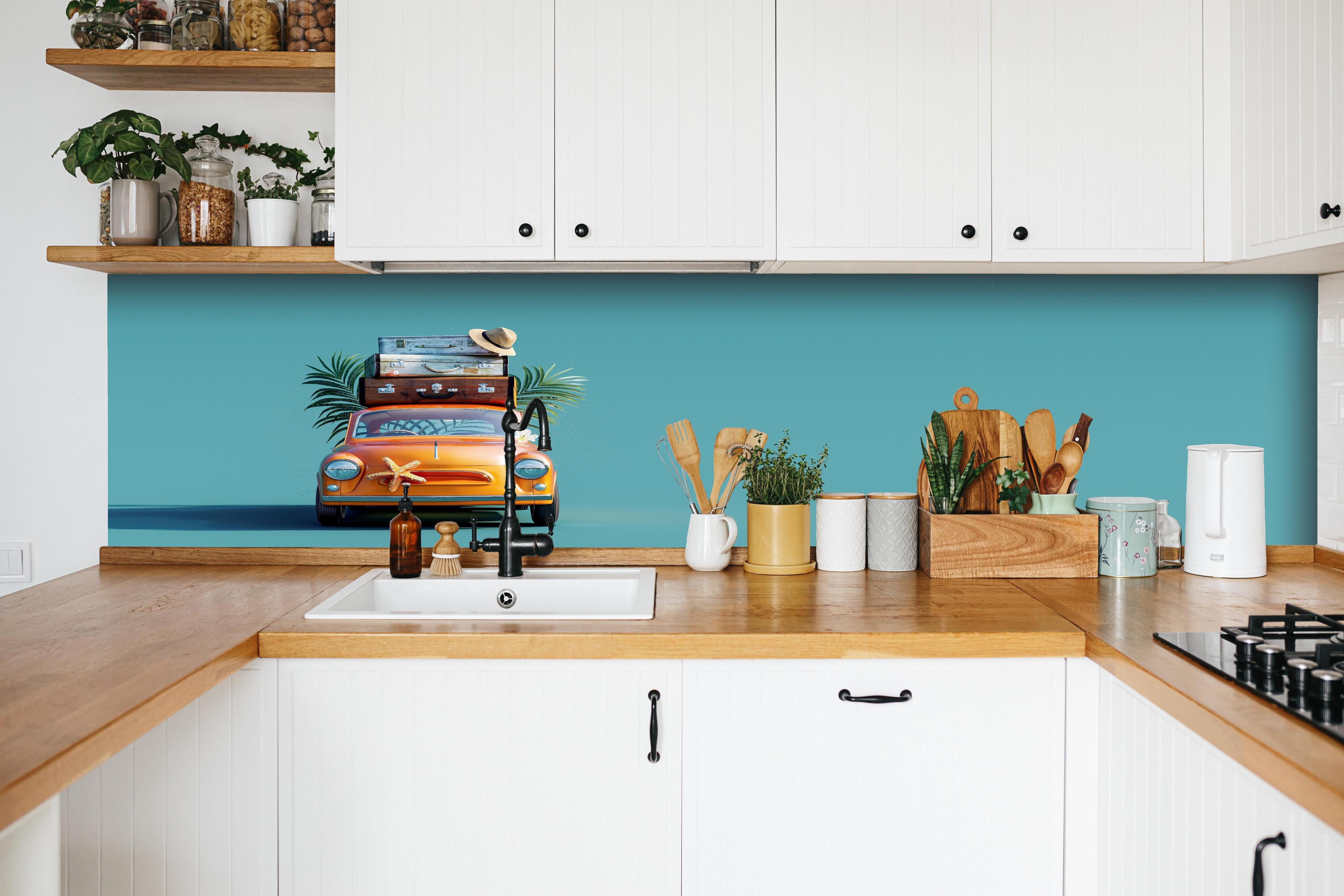 Küche - Spielzeugauto mit Reisegepäck - blauer Hintergrund hinter weißen Hochglanz-Küchenregalen und schwarzem Wasserhahn