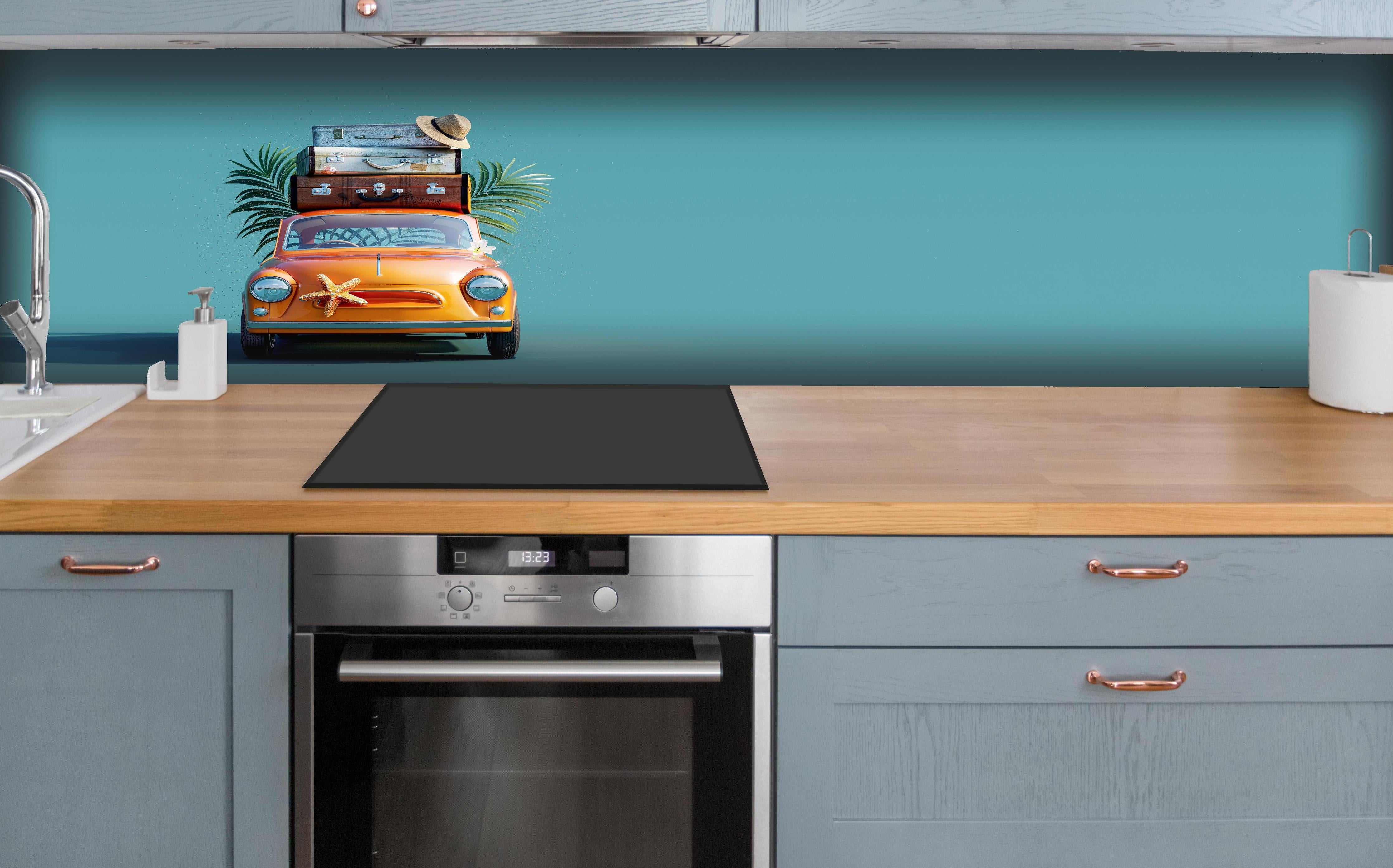 Küche - Spielzeugauto mit Reisegepäck - blauer Hintergrund hinter weißen Hochglanz-Küchenregalen und schwarzem Wasserhahn