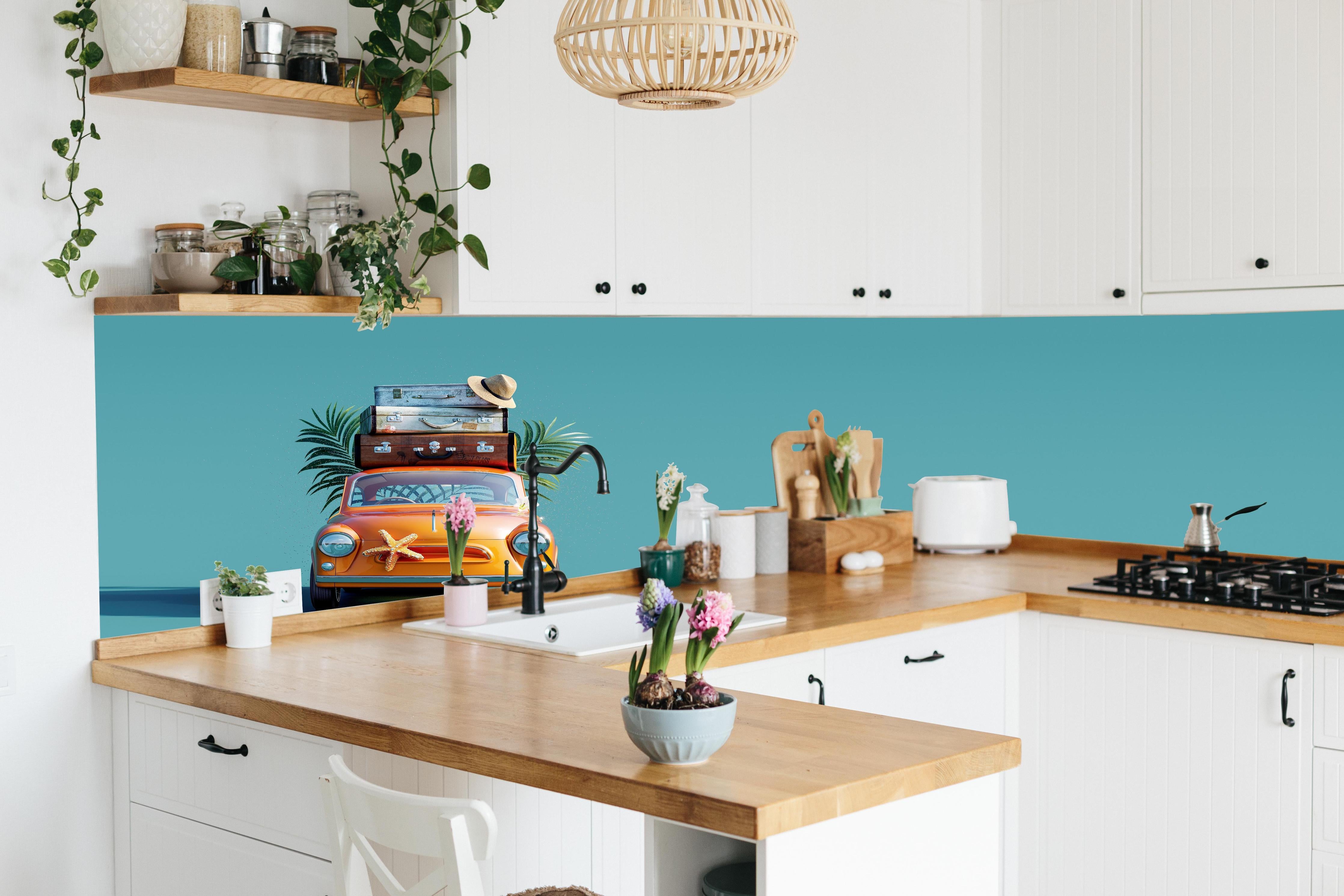 Küche - Spielzeugauto mit Reisegepäck - blauer Hintergrund hinter weißen Hochglanz-Küchenregalen und schwarzem Wasserhahn