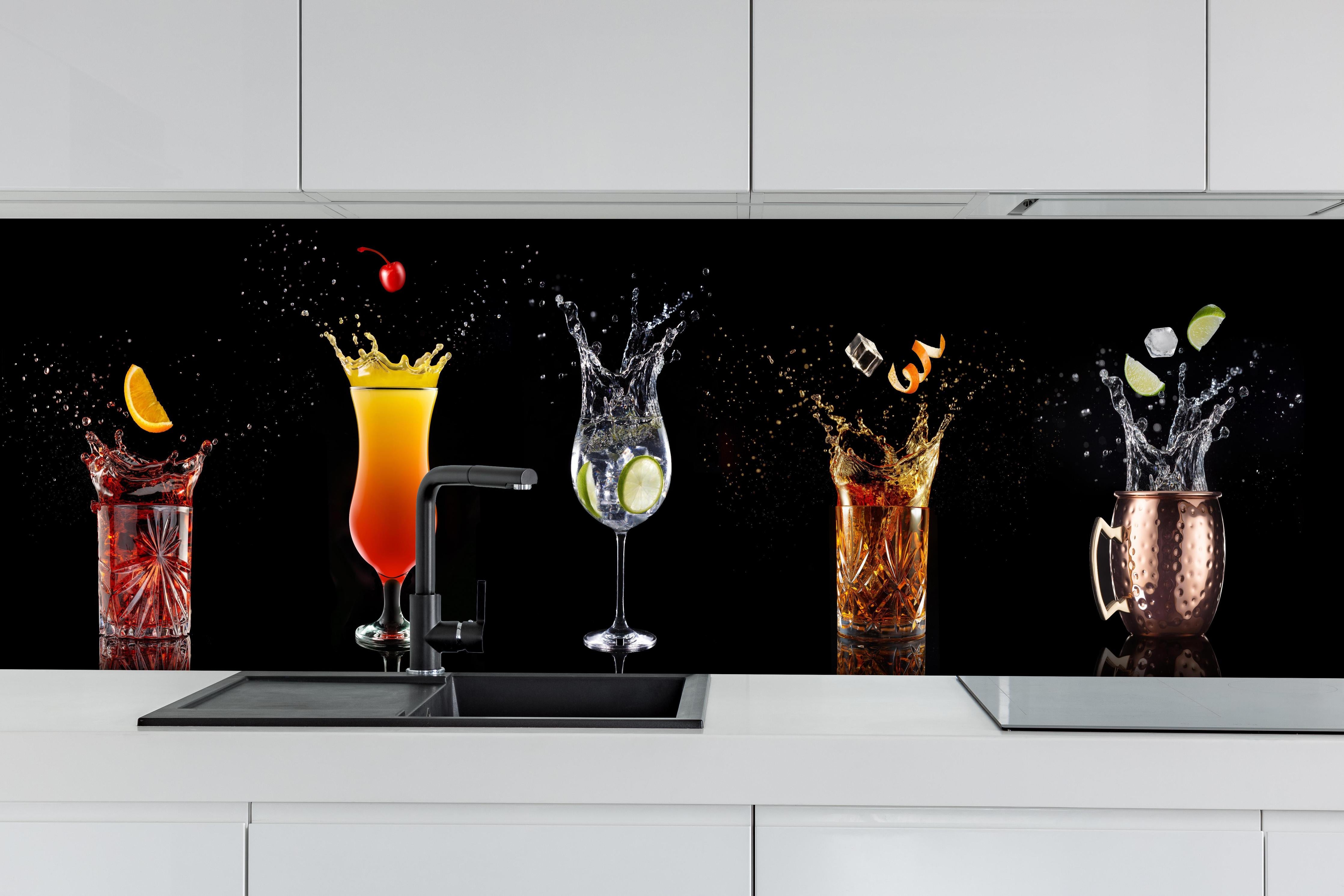 Küche - Splash-Effekt mit Cocktails auf Schwarz hinter weißen Hochglanz-Küchenregalen und schwarzem Wasserhahn
