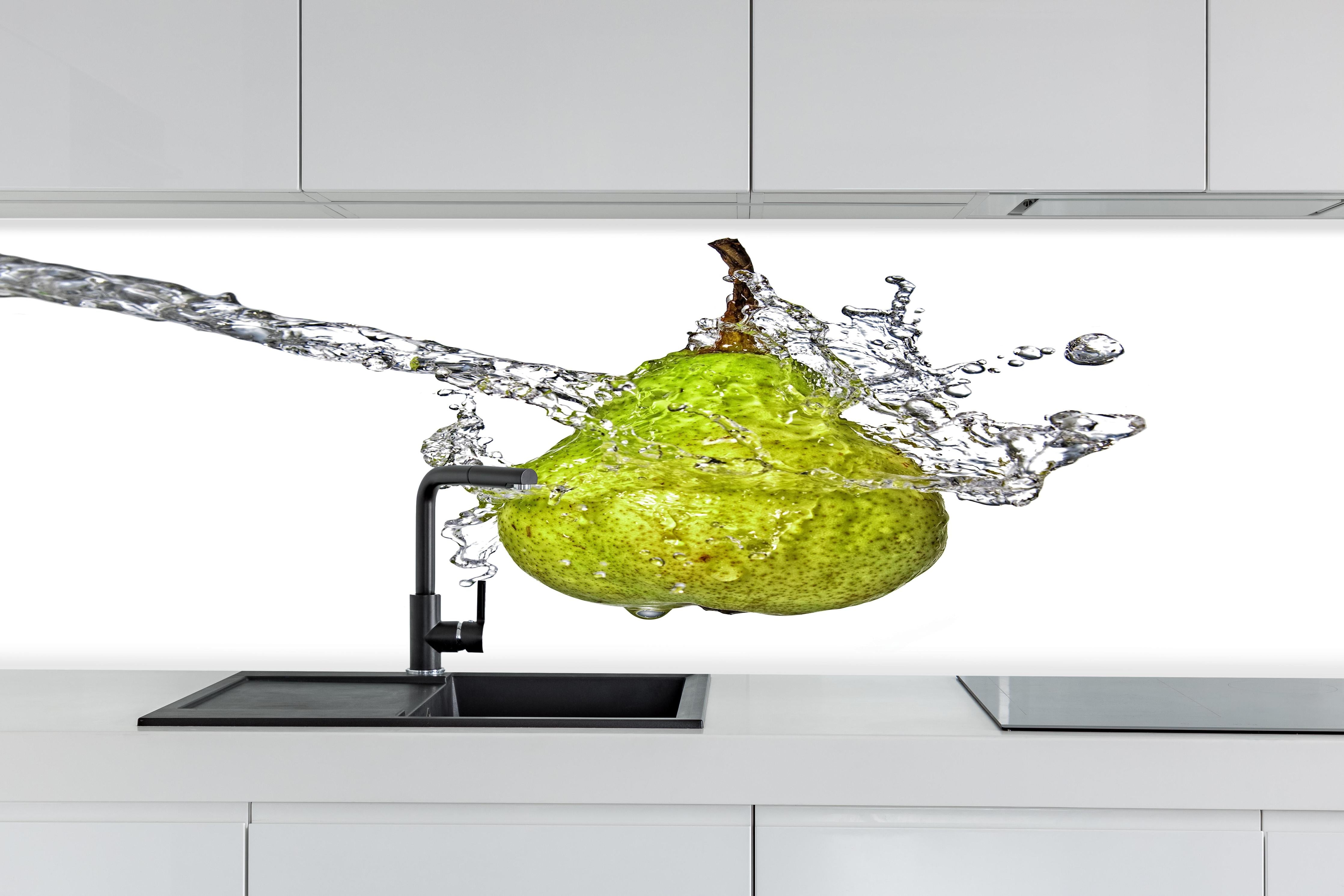 Küche - Spritzige Birne hinter weißen Hochglanz-Küchenregalen und schwarzem Wasserhahn