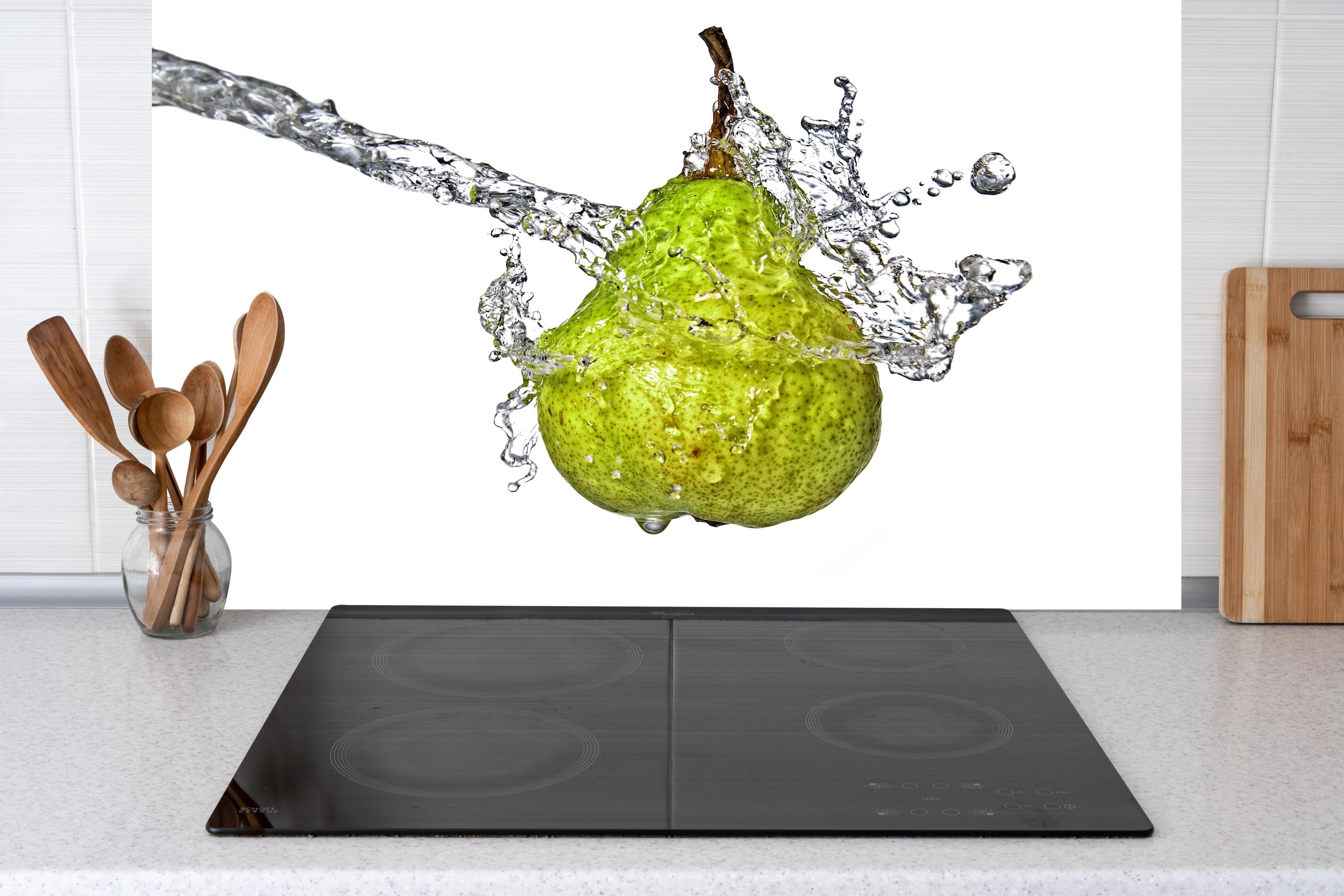 Küche - Spritzige Birne hinter weißen Hochglanz-Küchenregalen und schwarzem Wasserhahn