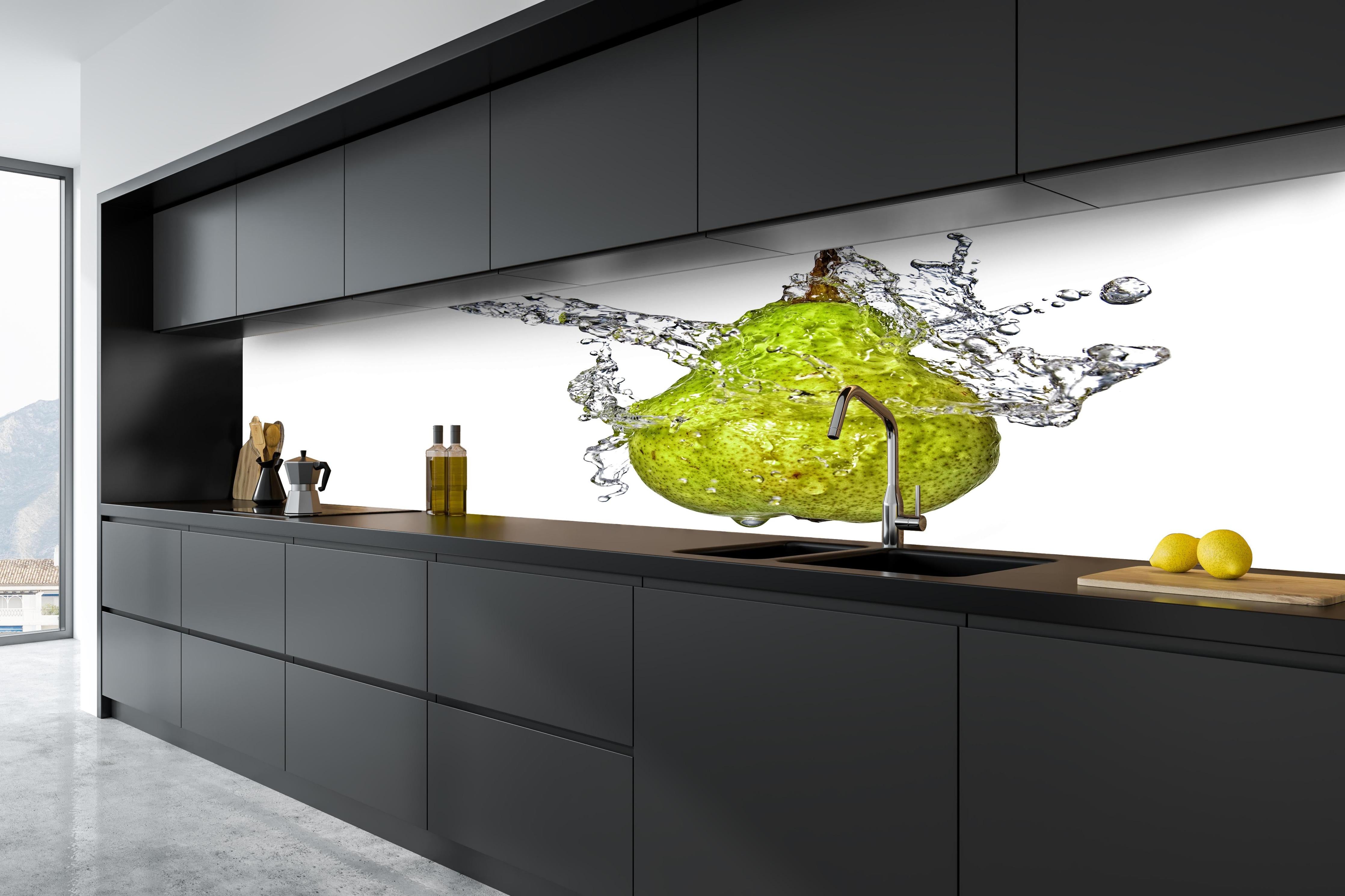 Küche - Spritzige Birne hinter weißen Hochglanz-Küchenregalen und schwarzem Wasserhahn