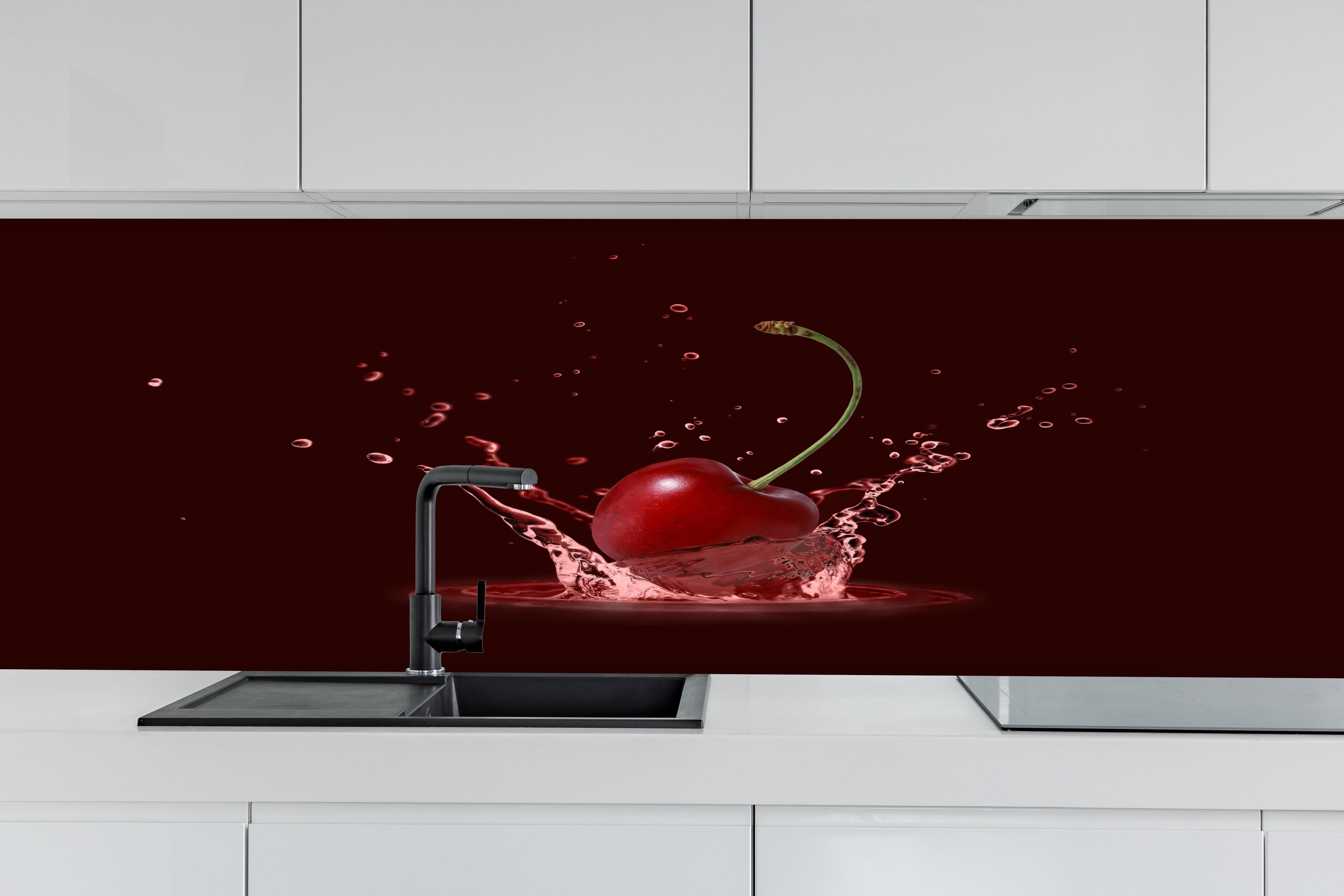 Küche - Spritzige Kirsche hinter weißen Hochglanz-Küchenregalen und schwarzem Wasserhahn