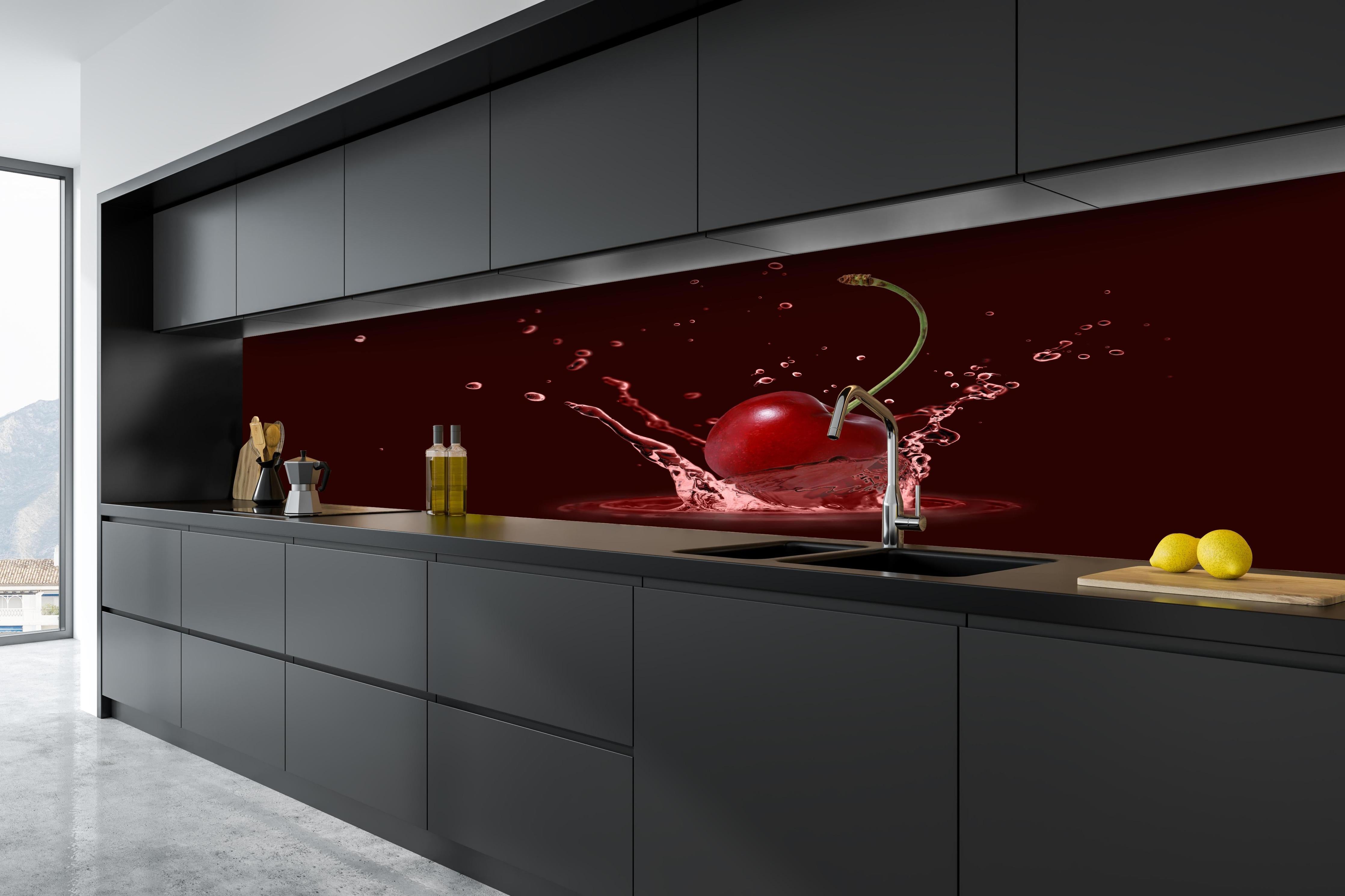 Küche - Spritzige Kirsche hinter weißen Hochglanz-Küchenregalen und schwarzem Wasserhahn