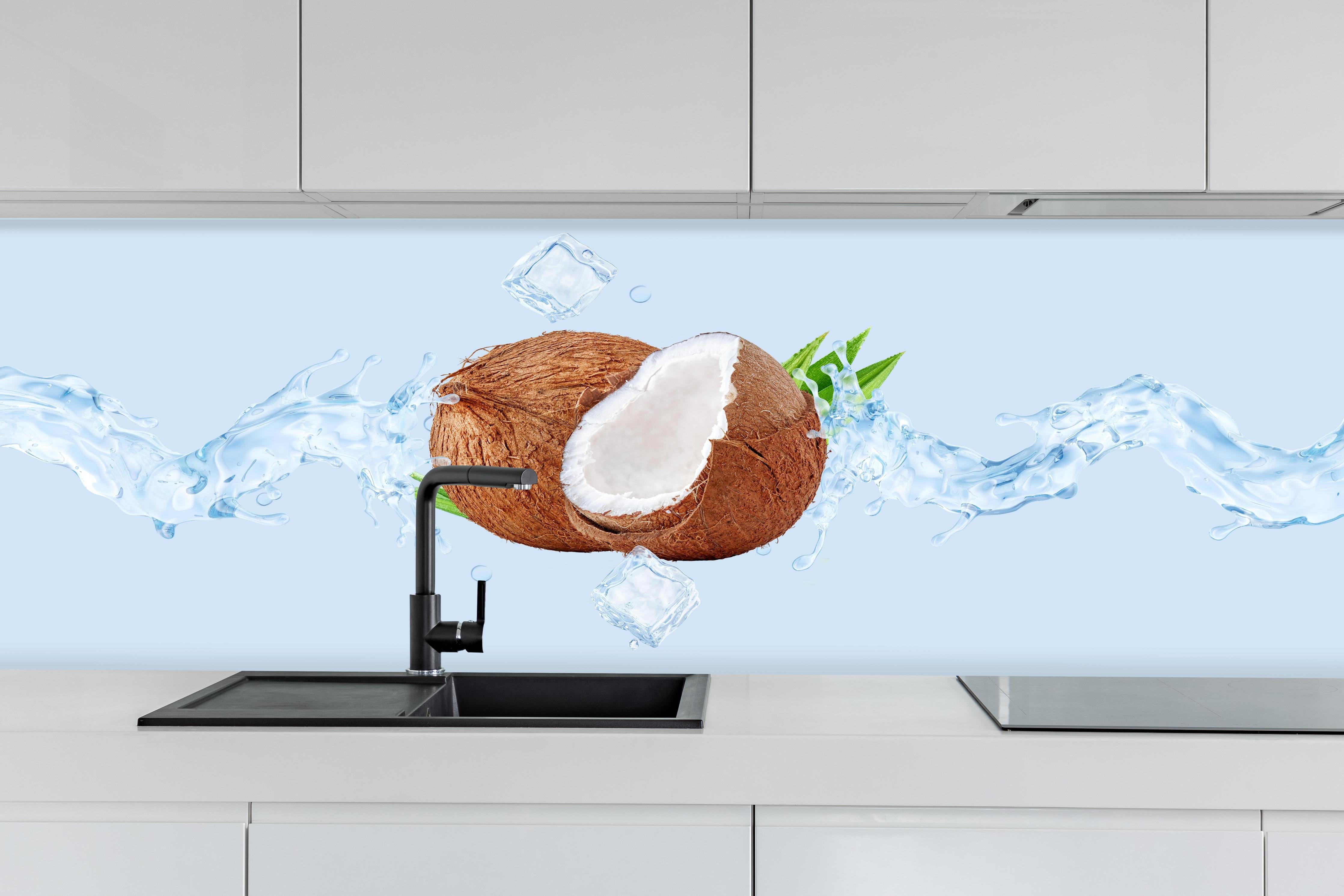 Küche - Spritzige Kokosnüsse hinter weißen Hochglanz-Küchenregalen und schwarzem Wasserhahn