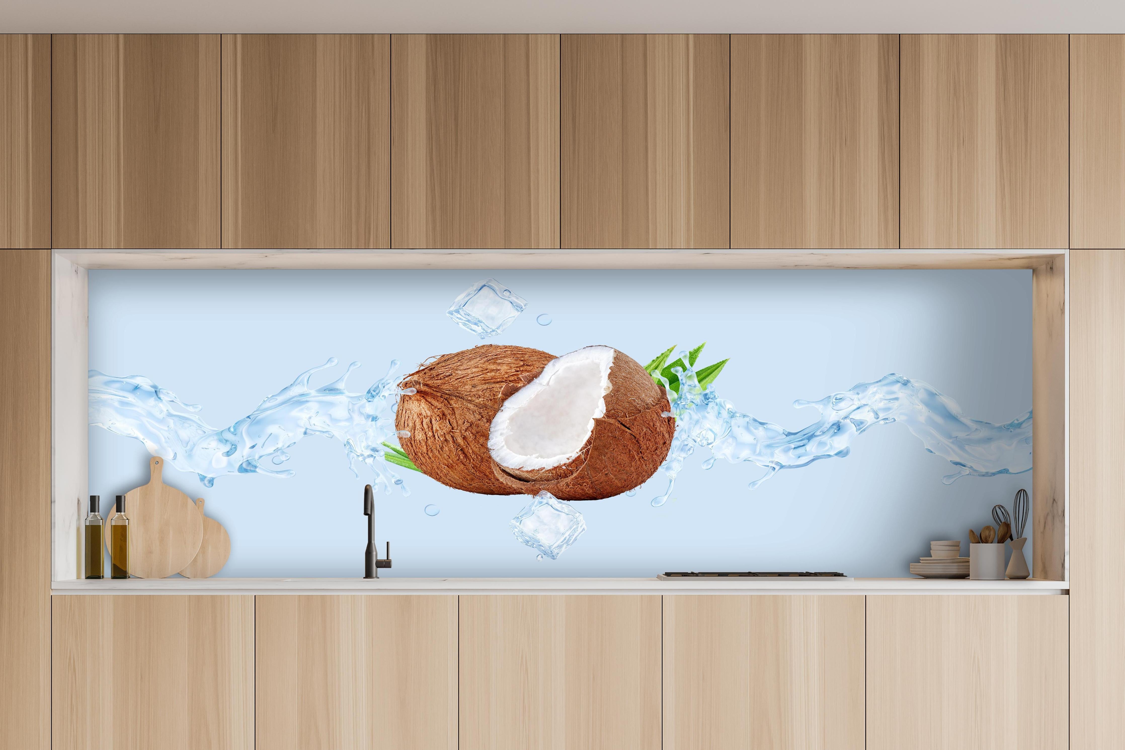 Küche - Spritzige Kokosnüsse hinter weißen Hochglanz-Küchenregalen und schwarzem Wasserhahn