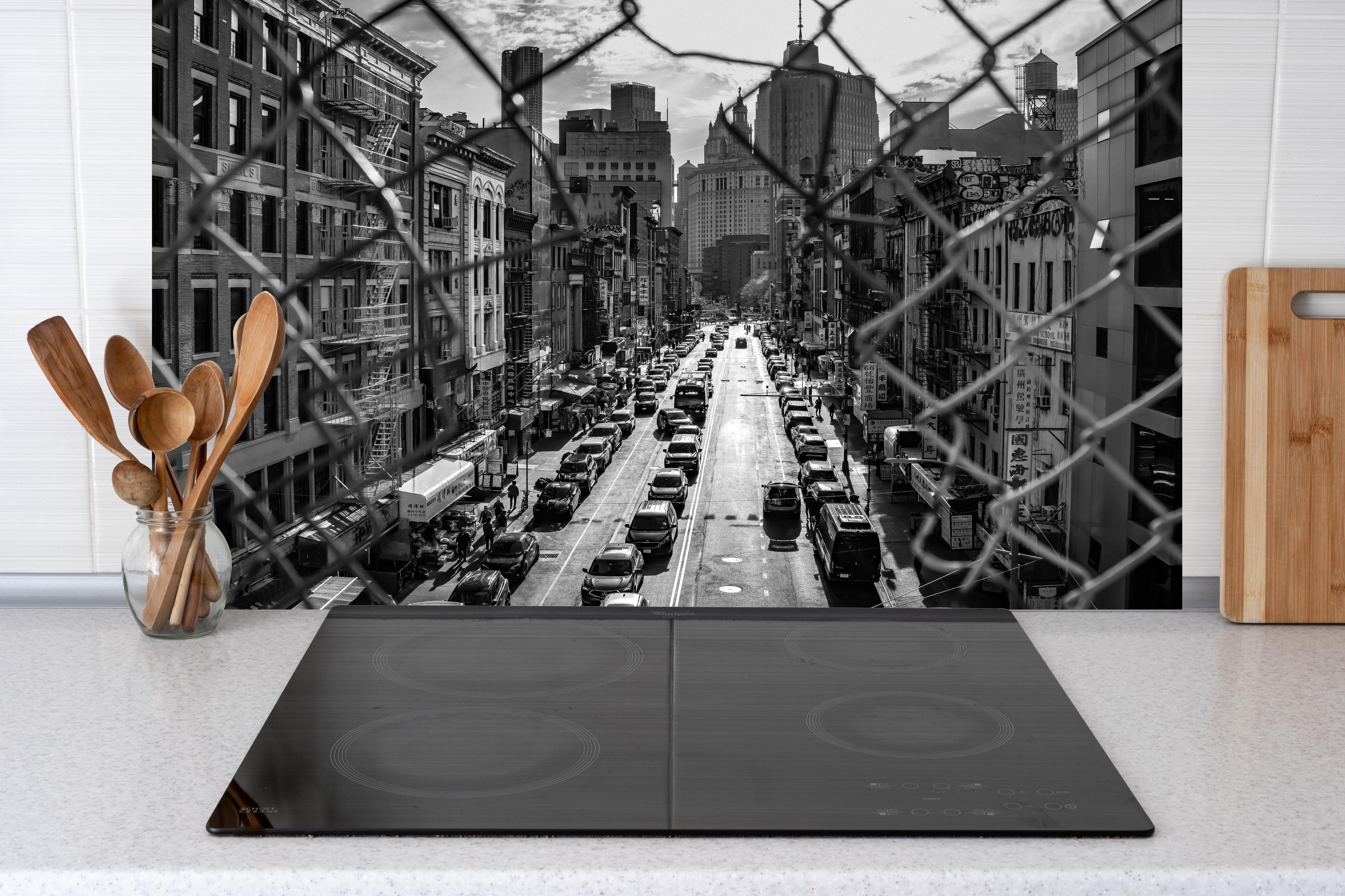 Küche - Stadtbild - China Town, New York hinter weißen Hochglanz-Küchenregalen und schwarzem Wasserhahn