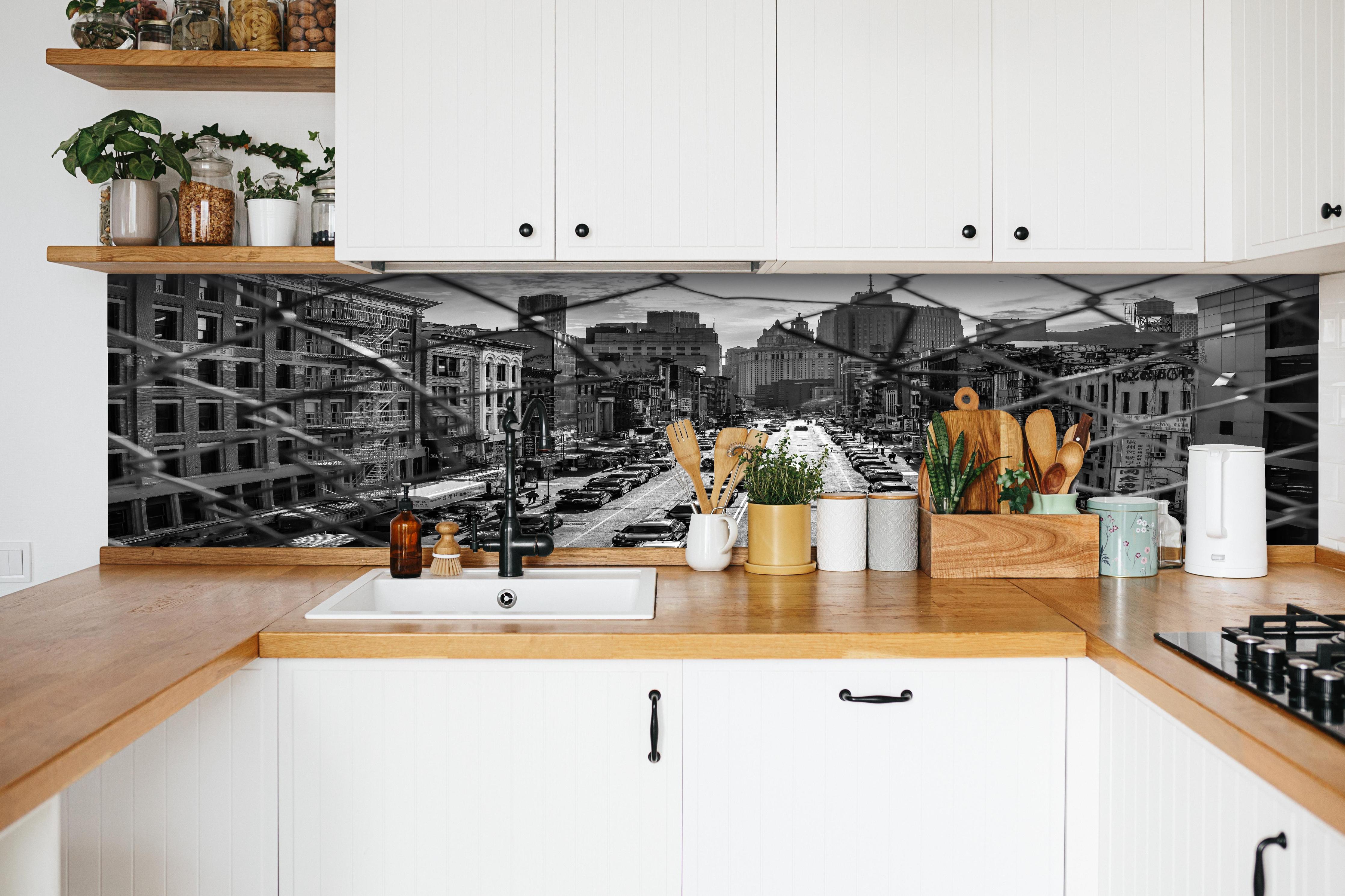 Küche - Stadtbild - China Town, New York hinter weißen Hochglanz-Küchenregalen und schwarzem Wasserhahn