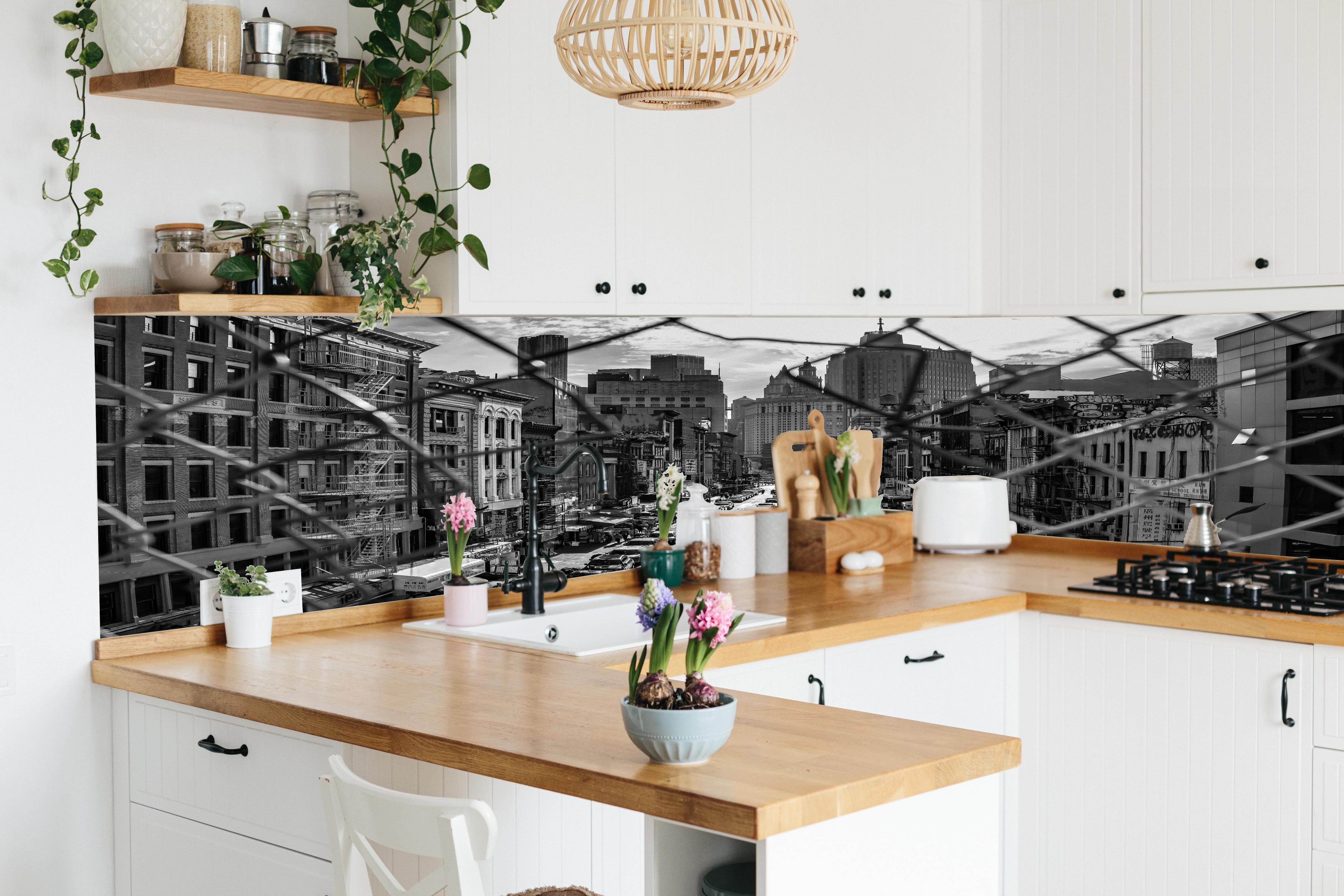 Küche - Stadtbild - China Town, New York hinter weißen Hochglanz-Küchenregalen und schwarzem Wasserhahn