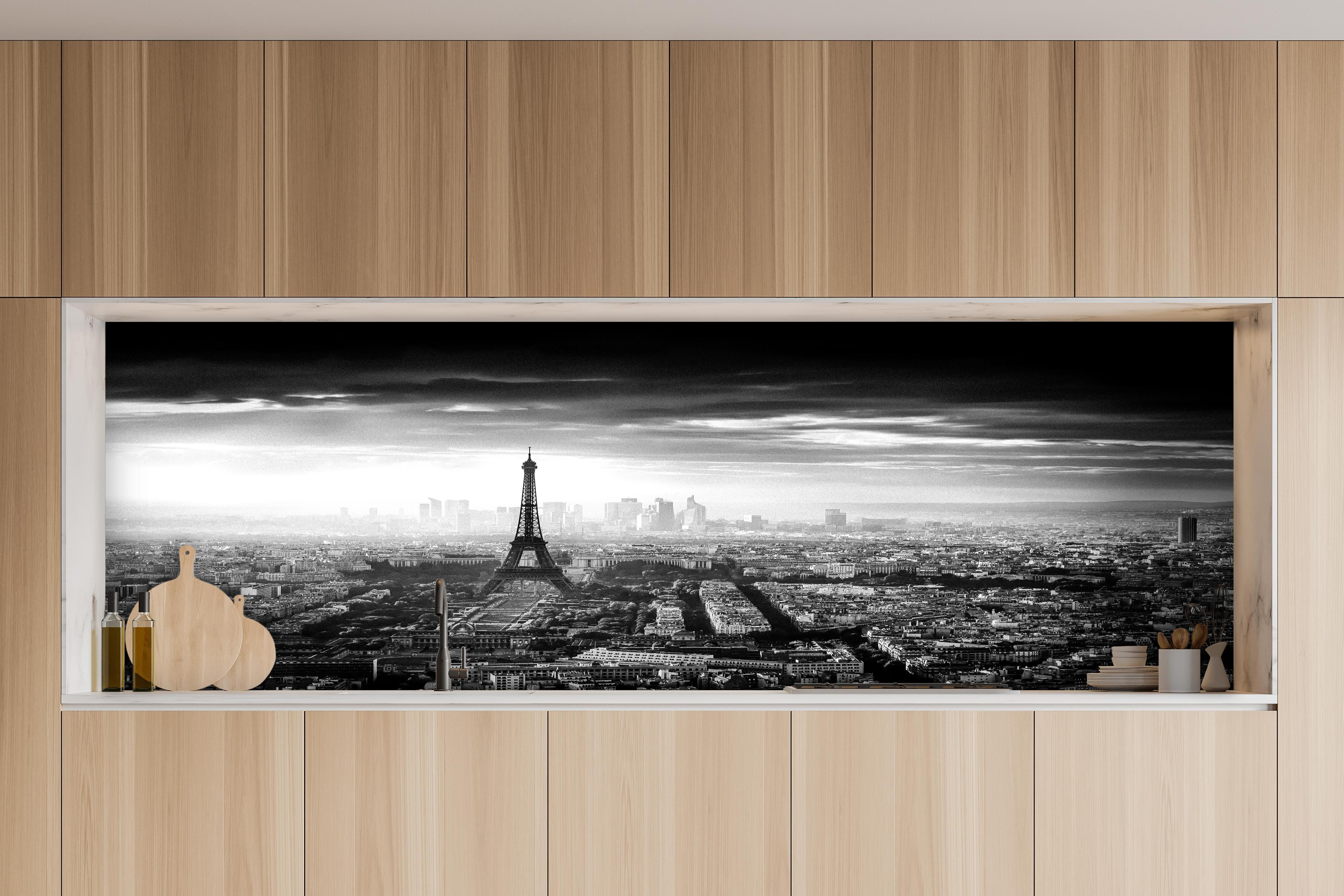 Küche - Stadtbild - Paris, Frankreich hinter weißen Hochglanz-Küchenregalen und schwarzem Wasserhahn