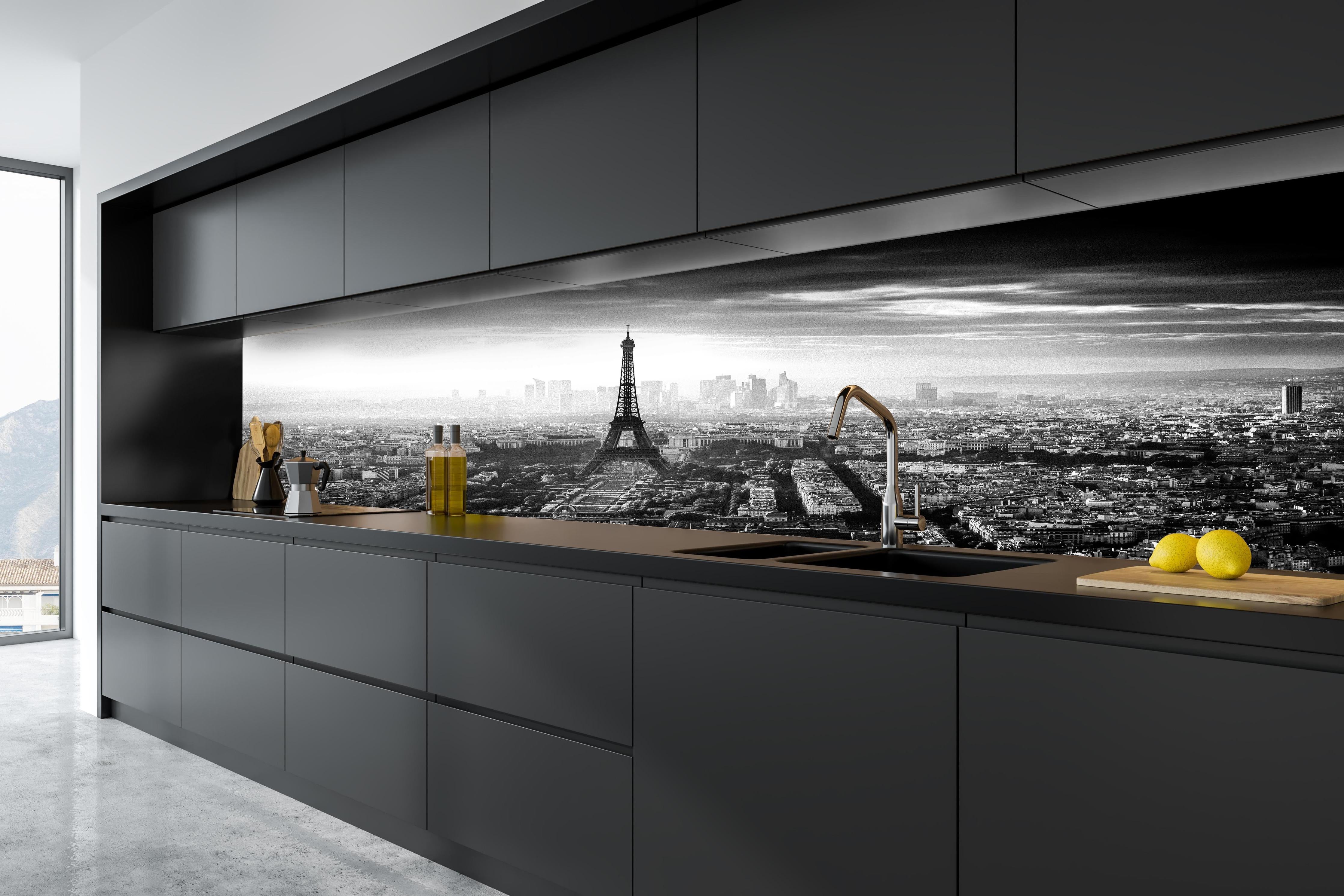 Küche - Stadtbild - Paris, Frankreich hinter weißen Hochglanz-Küchenregalen und schwarzem Wasserhahn
